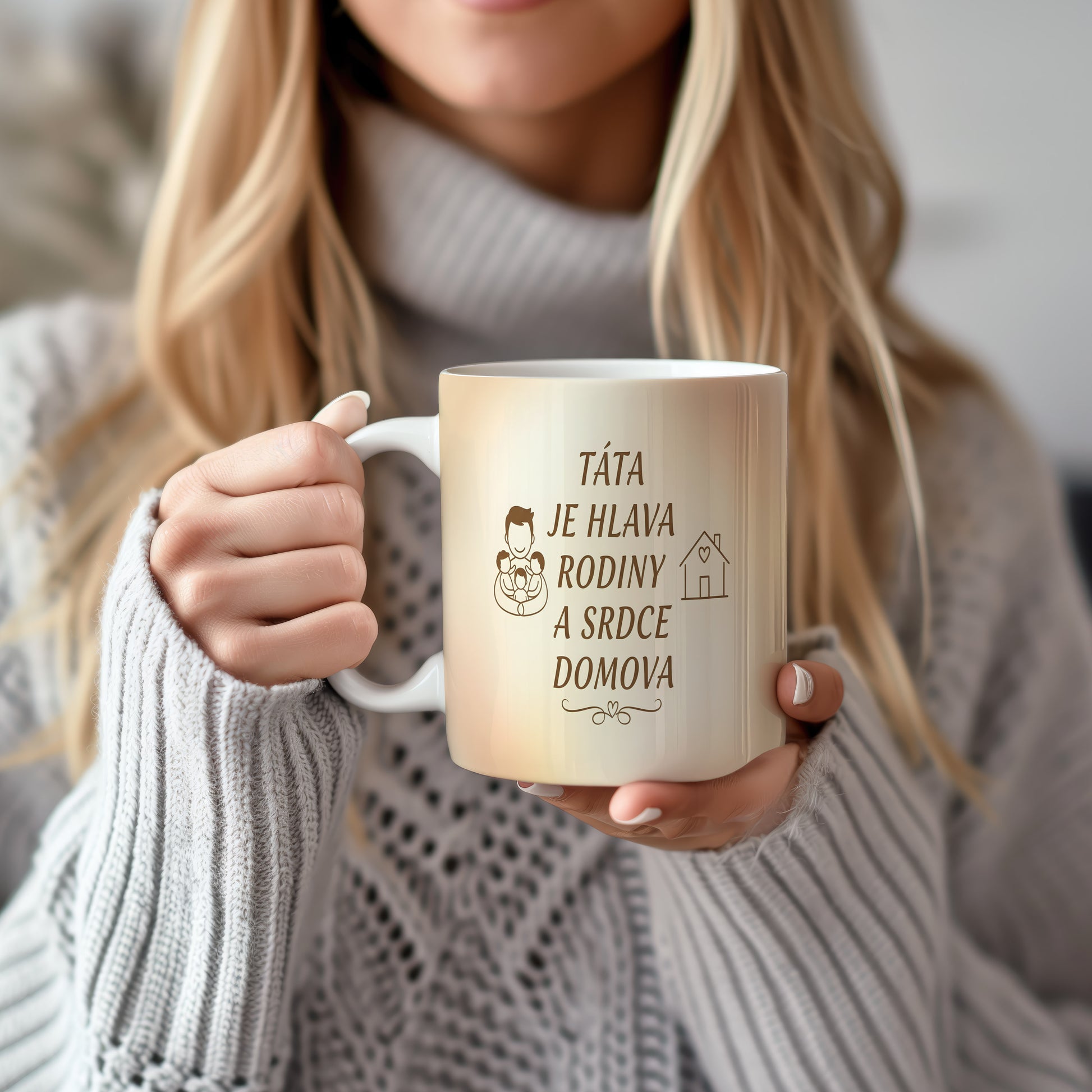 Béžový hrnek s nápisem a motivem rodiny a domu.