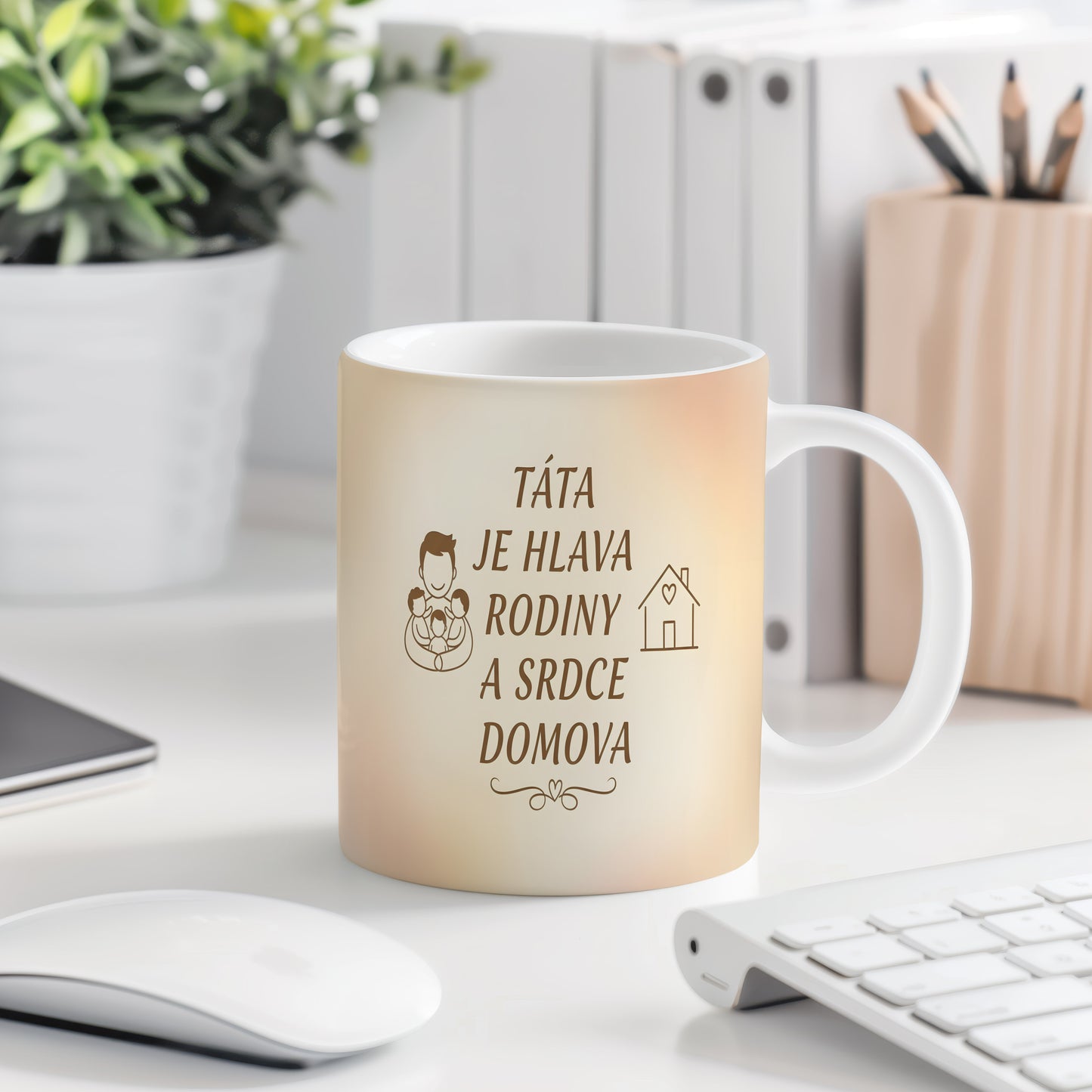 Béžový hrnek s nápisem a motivem rodiny a domu.