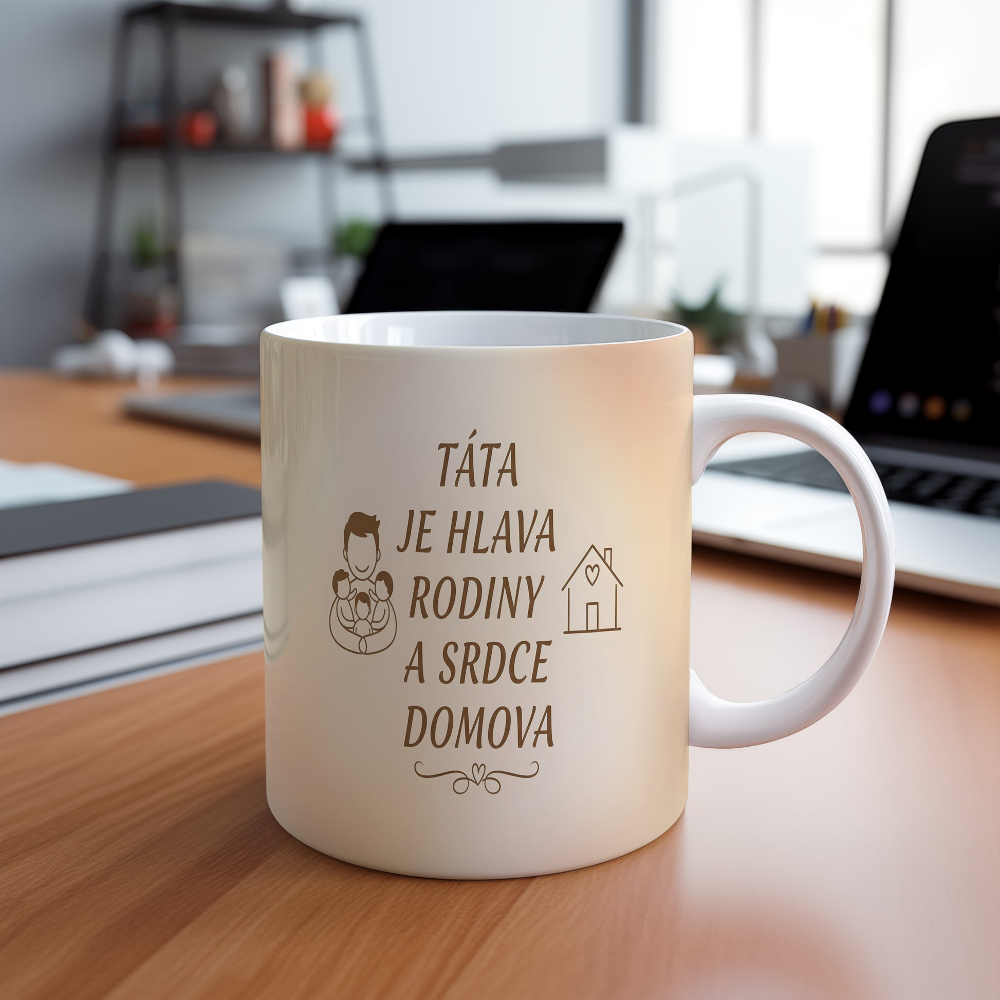 Béžový hrnek s nápisem a motivem rodiny a domu.