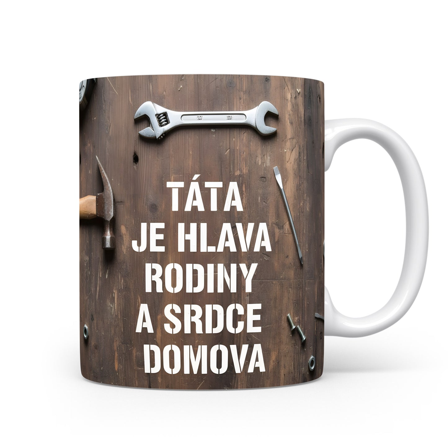 Rustikální hrnek s textem a nářadím na dřevěném pozadí.