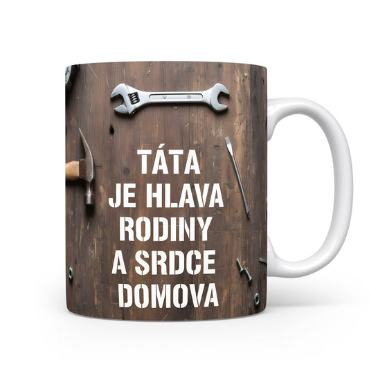 Rustikální hrnek s textem a nářadím na dřevěném pozadí.