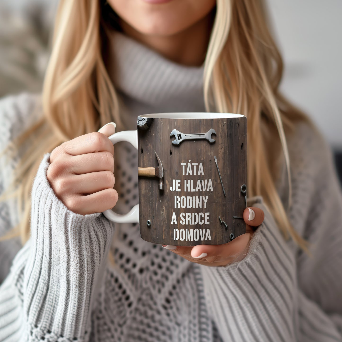 Rustikální hrnek s textem a nářadím na dřevěném pozadí.