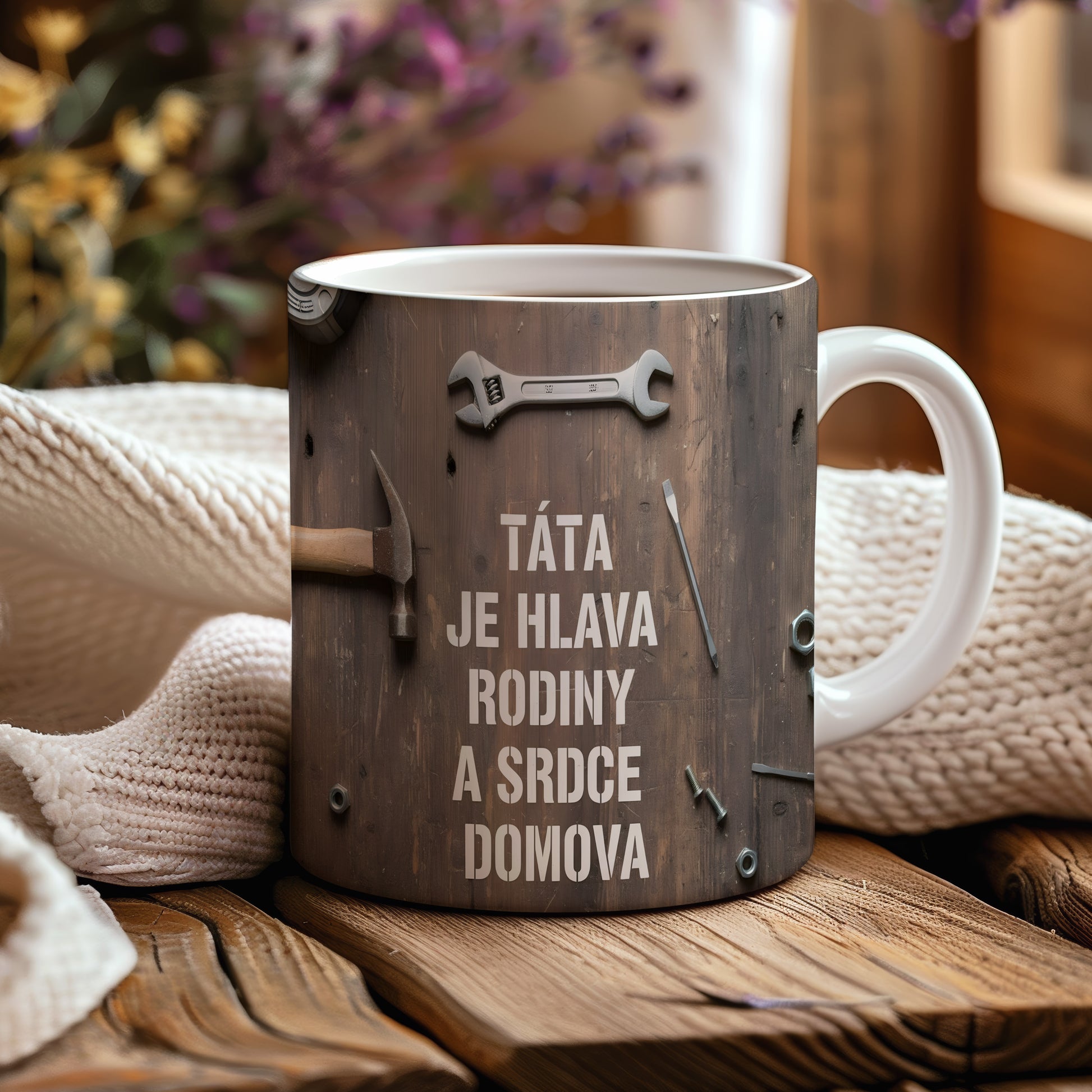 Rustikální hrnek s textem a nářadím na dřevěném pozadí.