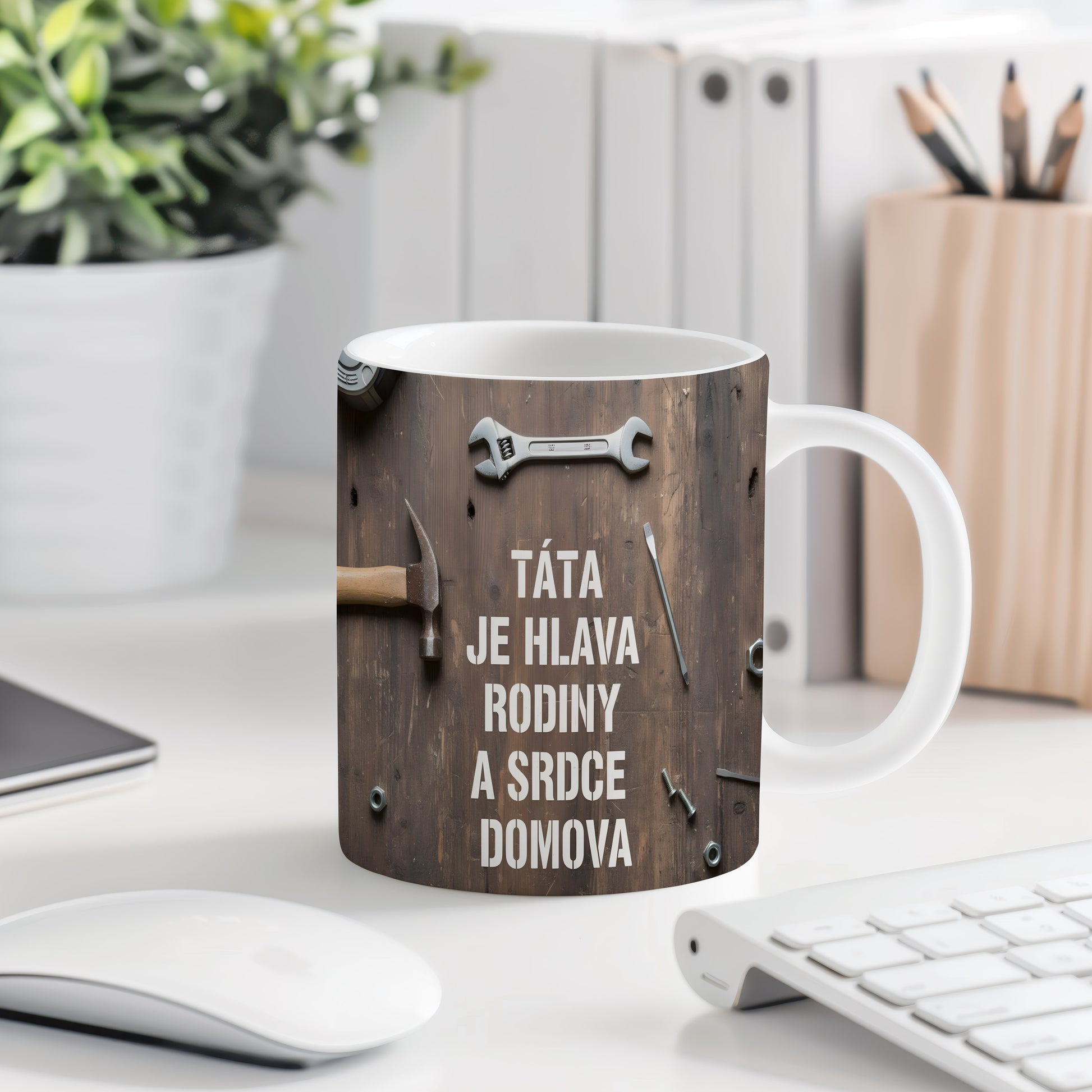 Rustikální hrnek s textem a nářadím na dřevěném pozadí.