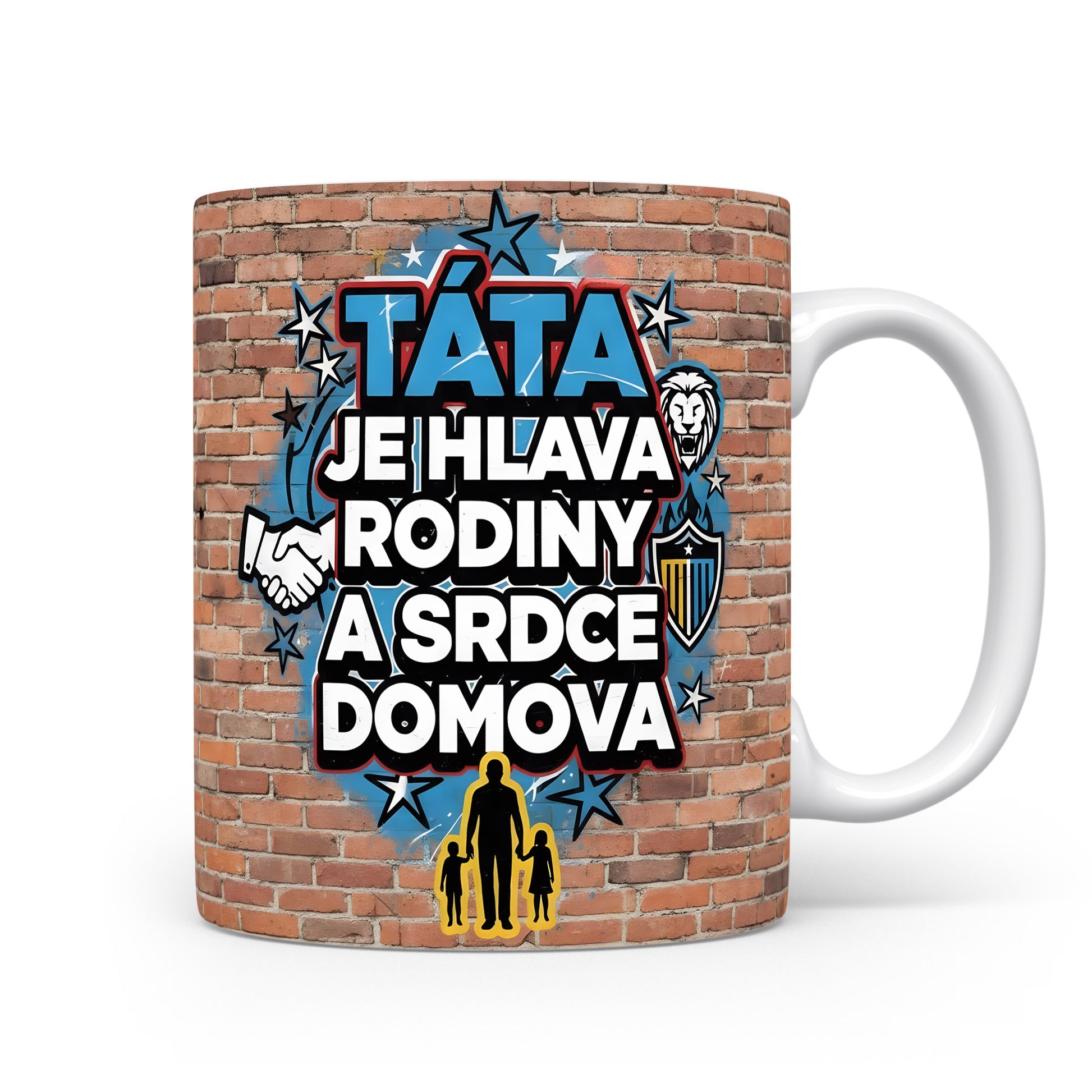 Hrnek s nápisem TÁTA JE HLAVA RODINY A SRDCE DOMOVA na cihlovém pozadí.