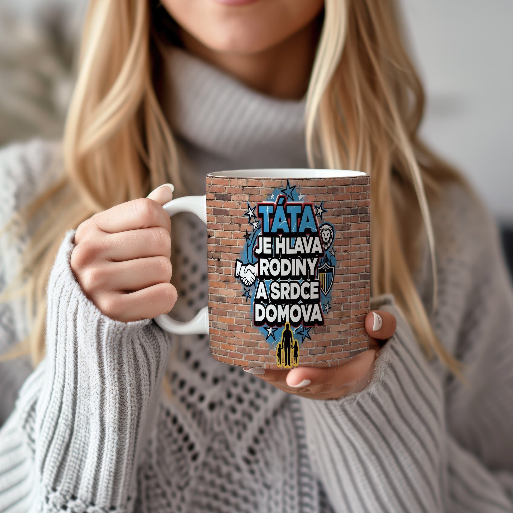 Hrnek s nápisem TÁTA JE HLAVA RODINY A SRDCE DOMOVA na cihlovém pozadí.