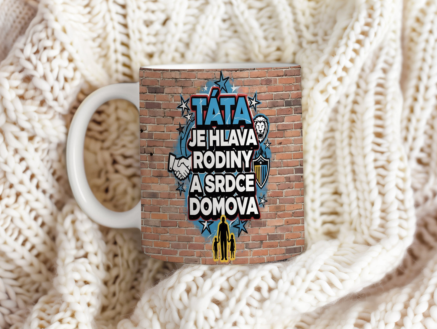 Hrnek s nápisem TÁTA JE HLAVA RODINY A SRDCE DOMOVA na cihlovém pozadí.