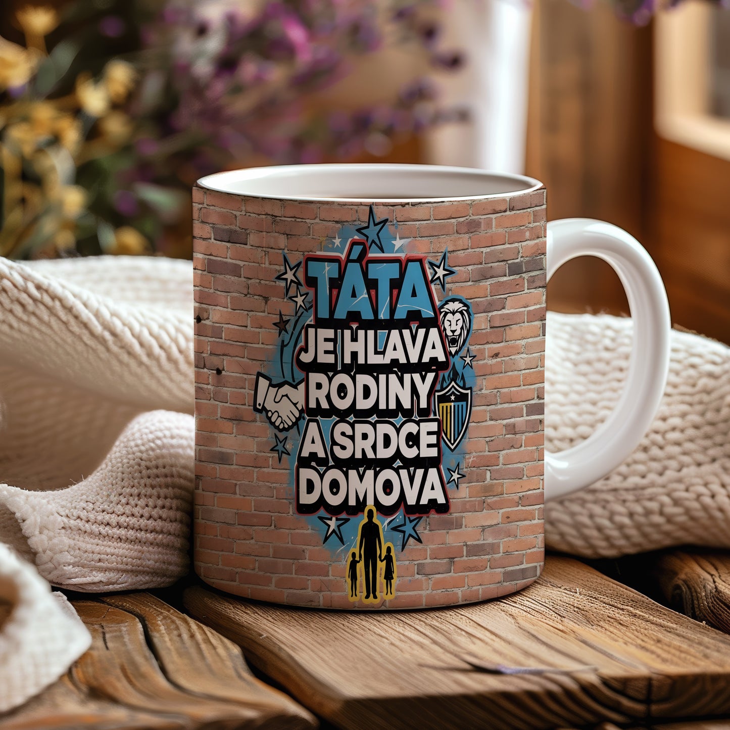 Hrnek s nápisem TÁTA JE HLAVA RODINY A SRDCE DOMOVA na cihlovém pozadí.