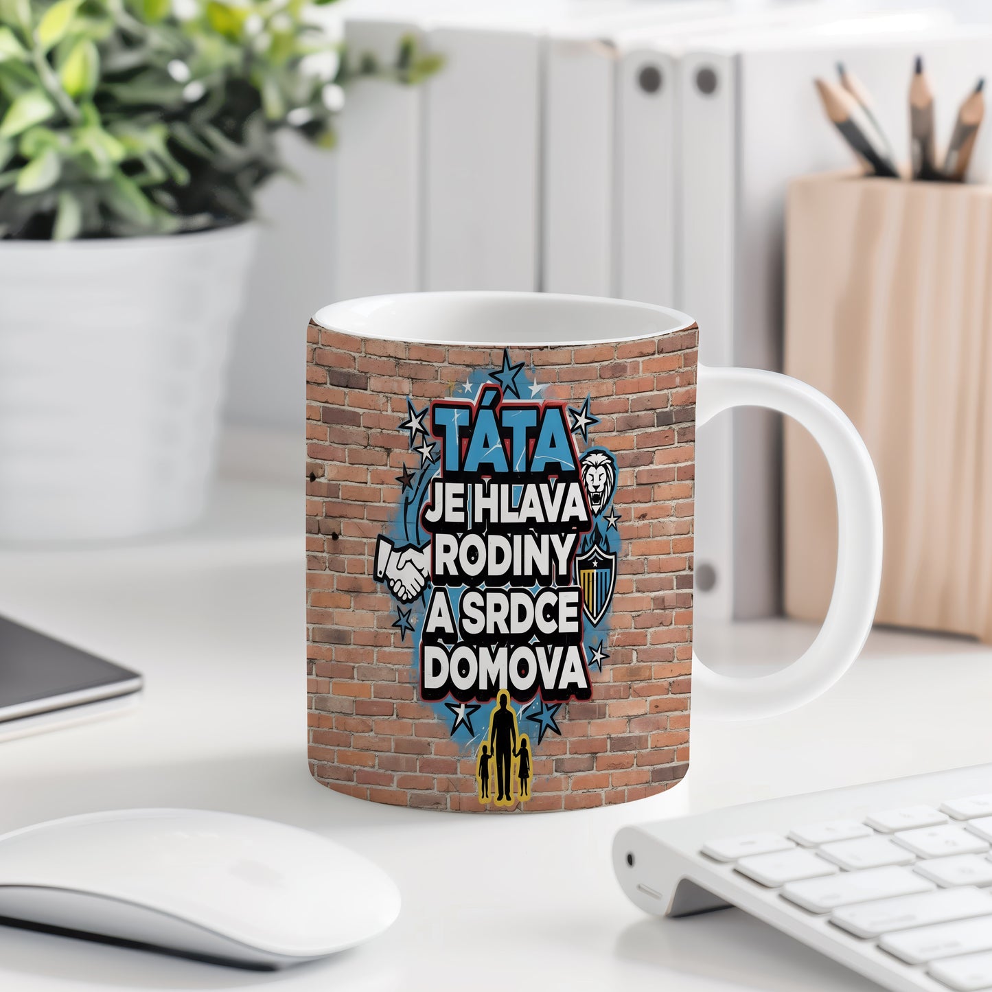 Hrnek s nápisem TÁTA JE HLAVA RODINY A SRDCE DOMOVA na cihlovém pozadí.