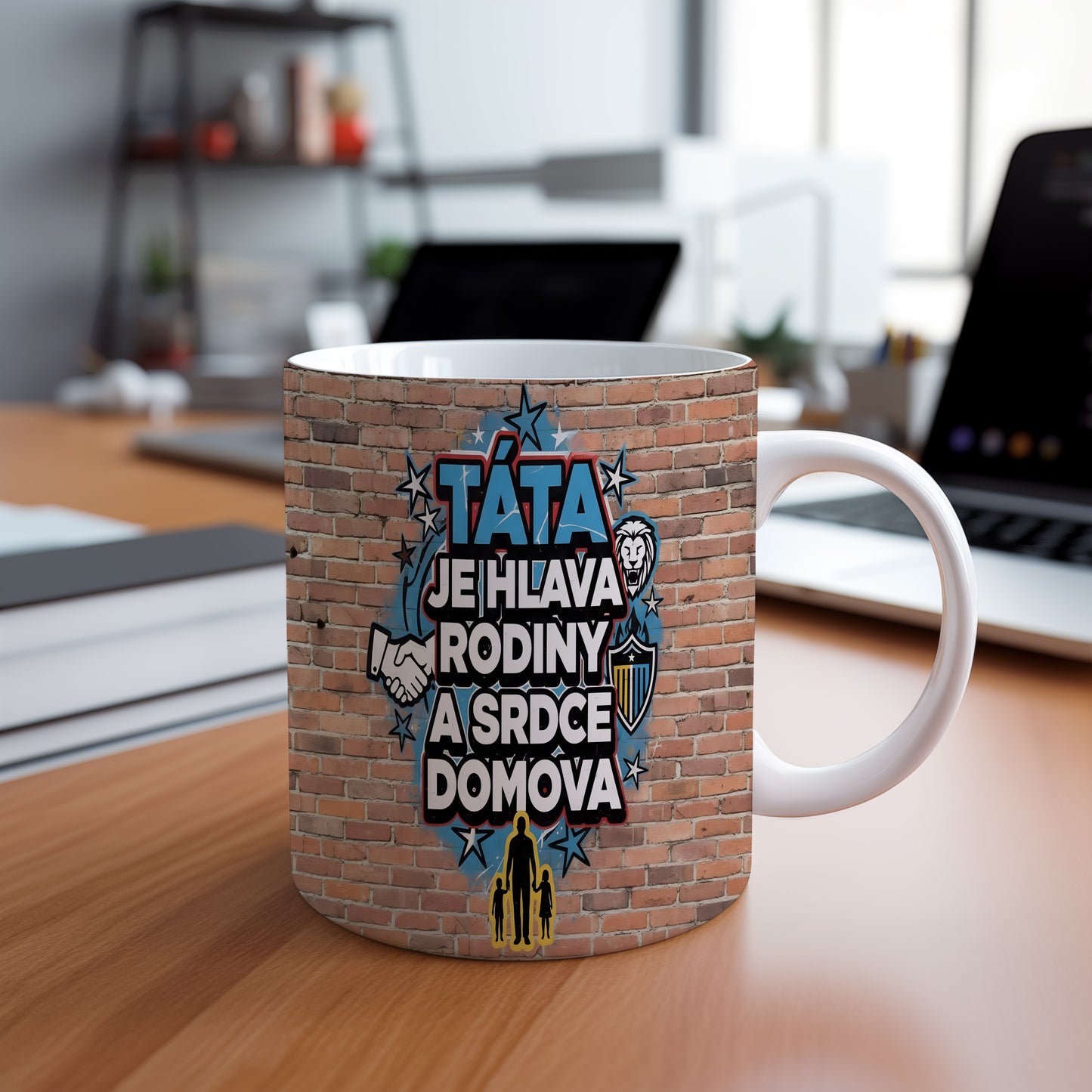 Hrnek s nápisem TÁTA JE HLAVA RODINY A SRDCE DOMOVA na cihlovém pozadí.