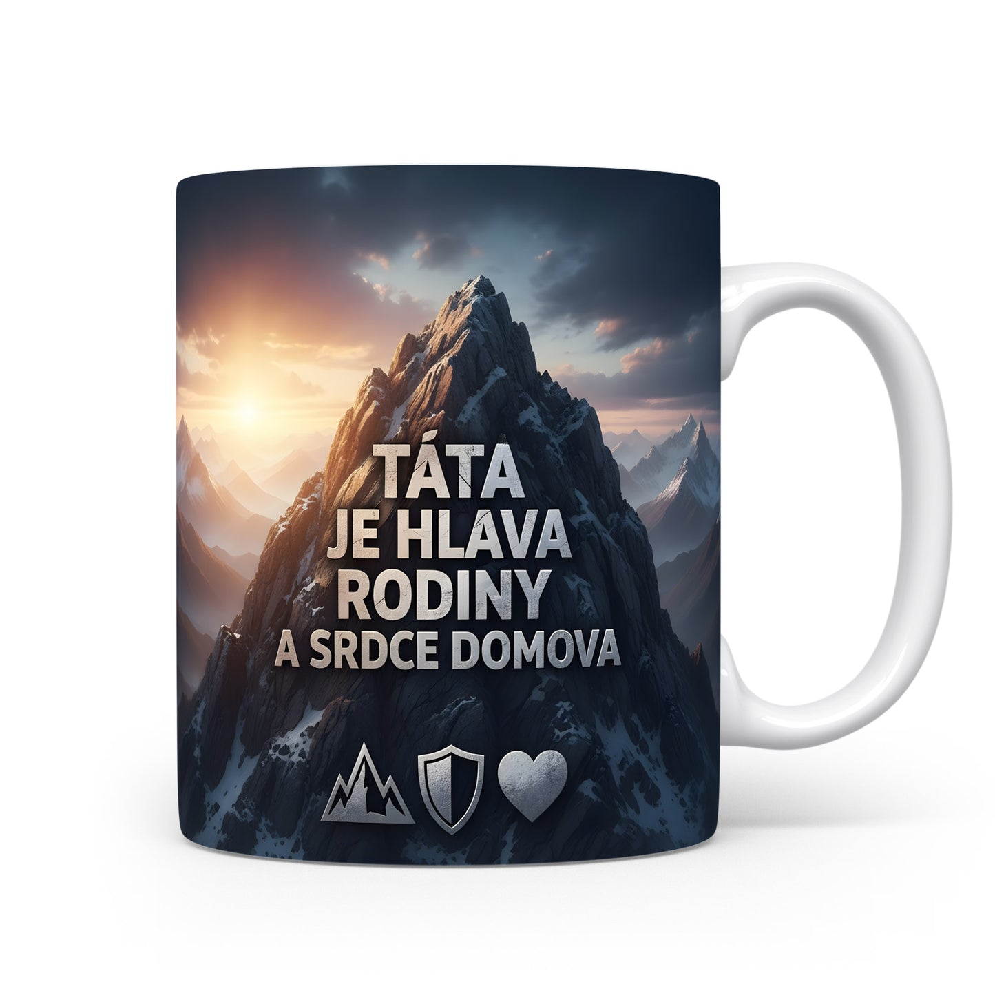 Hrnek s nápisem TÁTA JE HLAVA RODINY A SRDCE DOMOVA a motivem hor.
