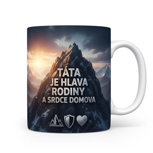 Hrnek s nápisem TÁTA JE HLAVA RODINY A SRDCE DOMOVA a motivem hor.