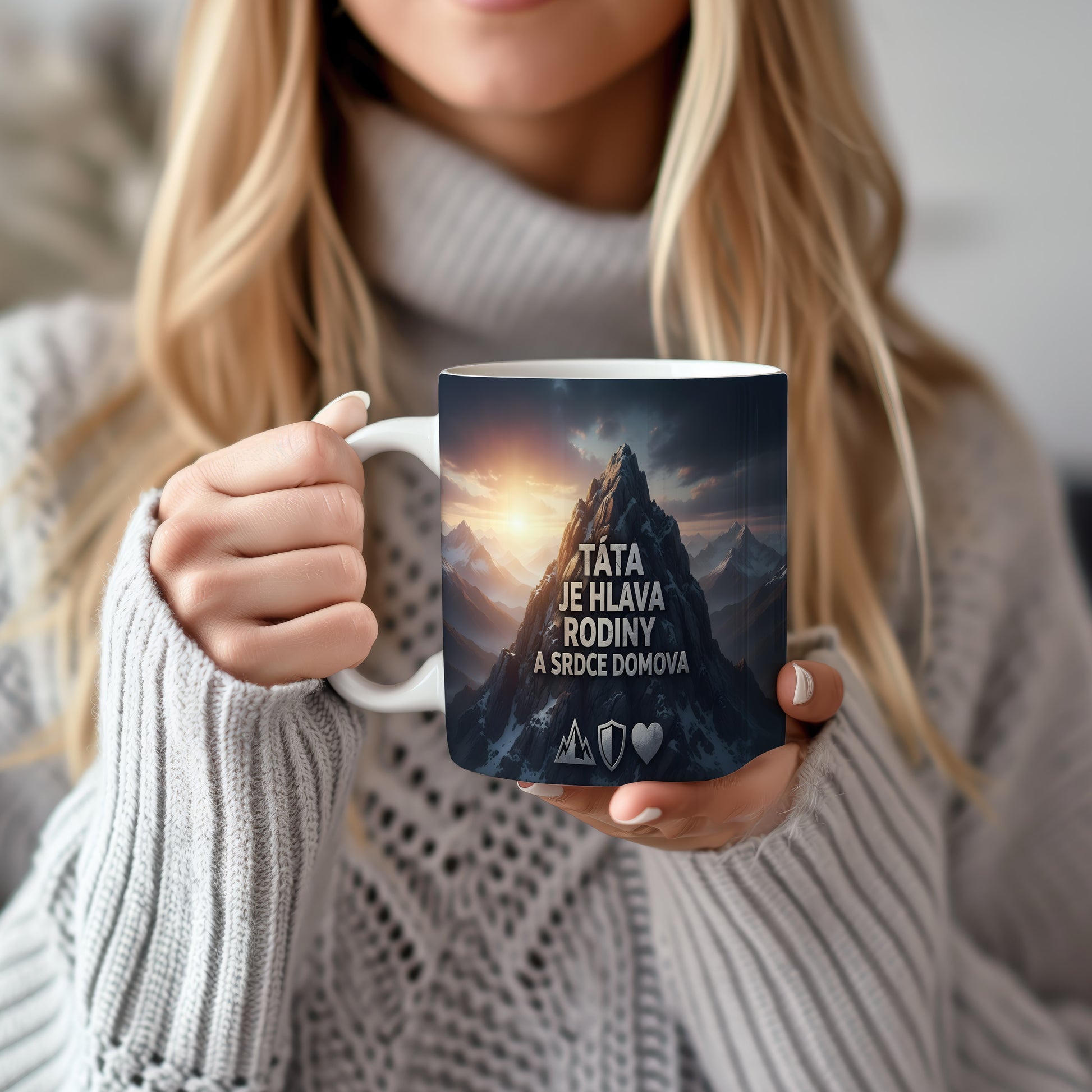 Hrnek s nápisem TÁTA JE HLAVA RODINY A SRDCE DOMOVA a motivem hor.
