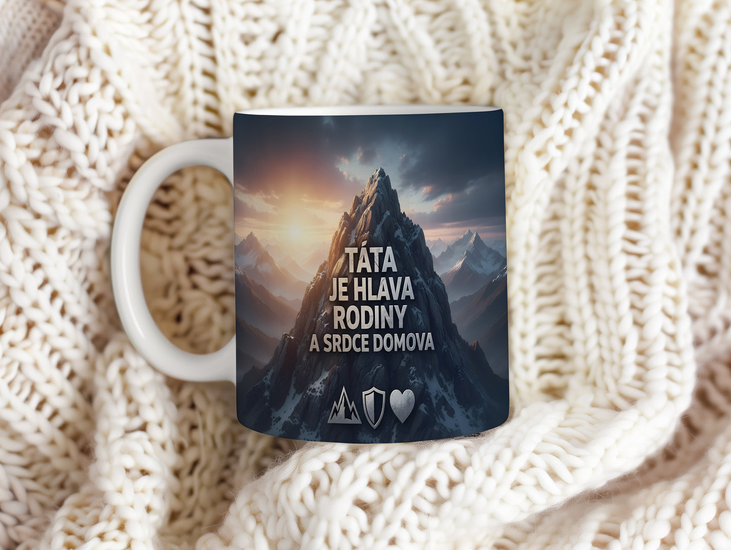 Hrnek s nápisem TÁTA JE HLAVA RODINY A SRDCE DOMOVA a motivem hor.