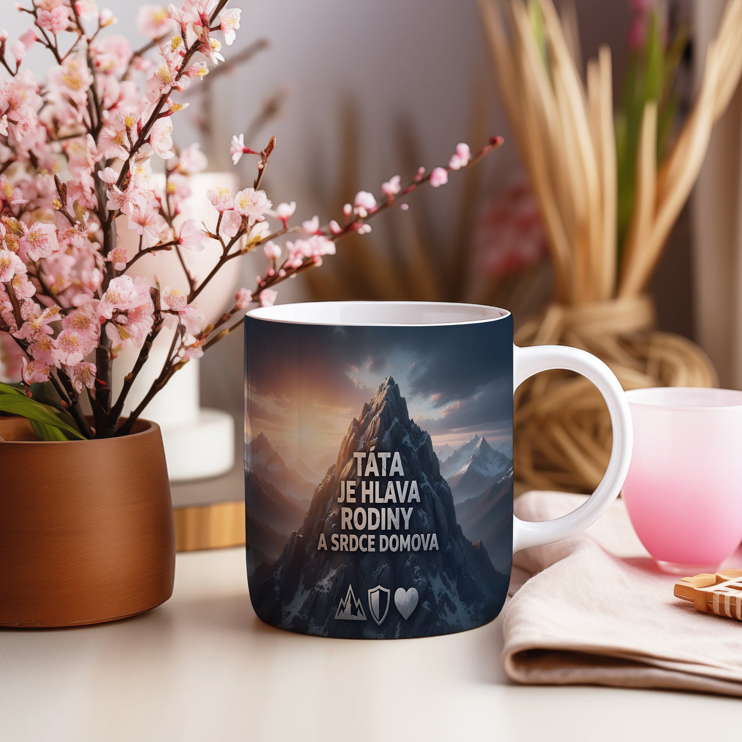 Hrnek s nápisem TÁTA JE HLAVA RODINY A SRDCE DOMOVA a motivem hor.