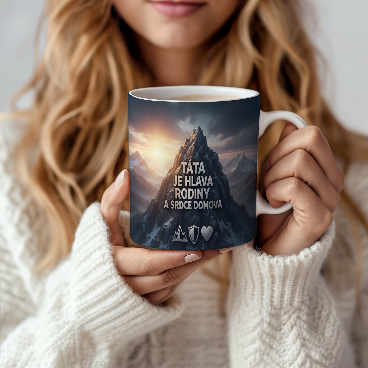 Hrnek s nápisem TÁTA JE HLAVA RODINY A SRDCE DOMOVA a motivem hor.
