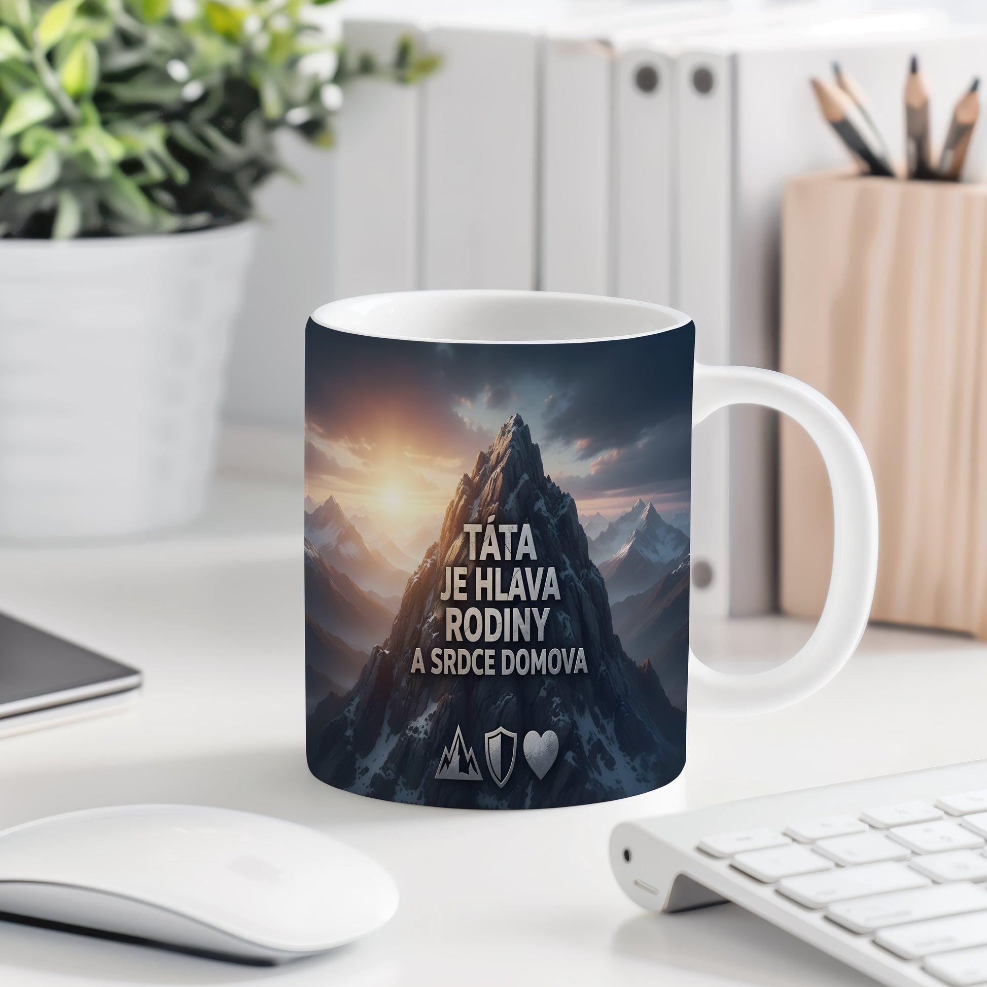 Hrnek s nápisem TÁTA JE HLAVA RODINY A SRDCE DOMOVA a motivem hor.
