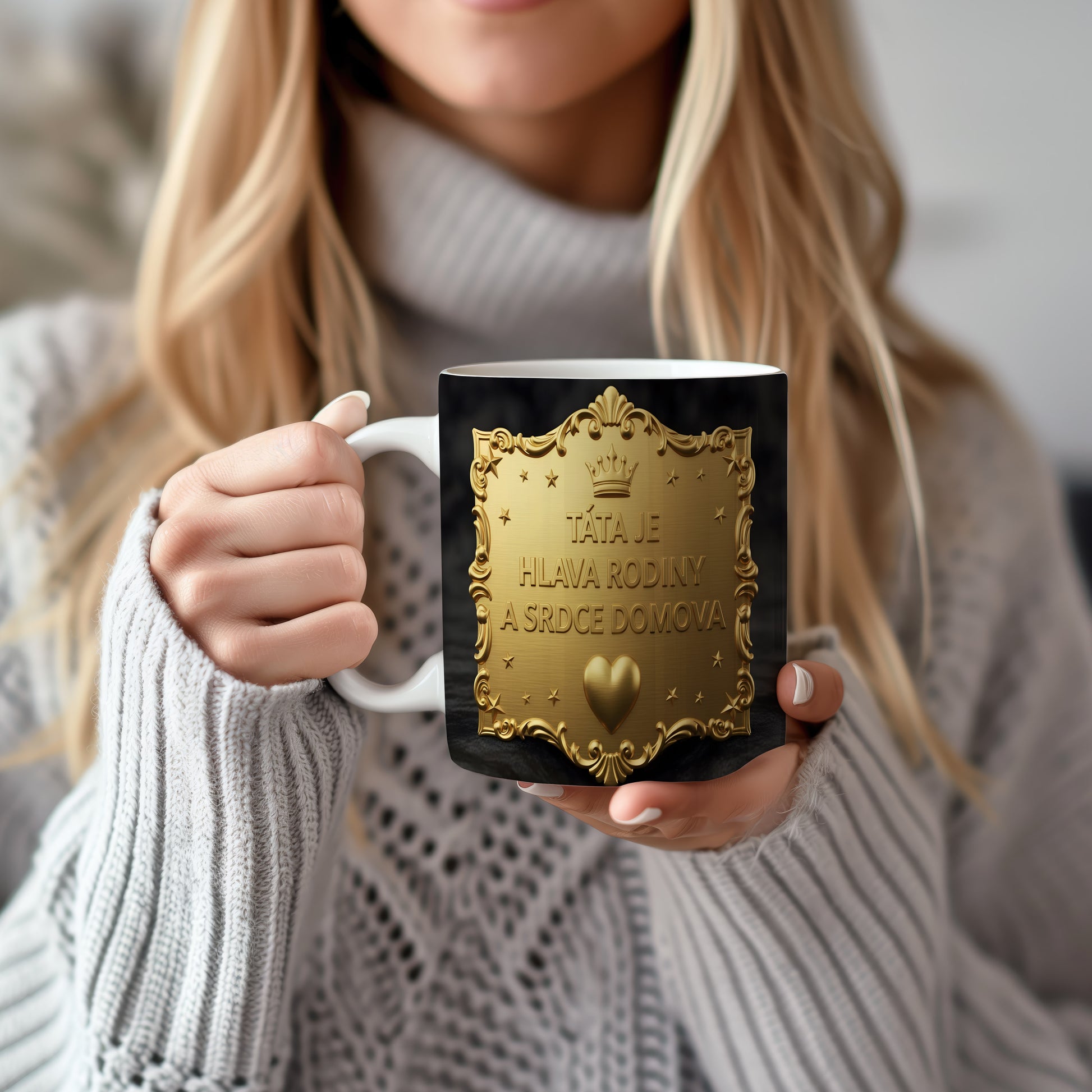 Zlatý hrnek s nápisem a vintage motivy na černém pozadí.