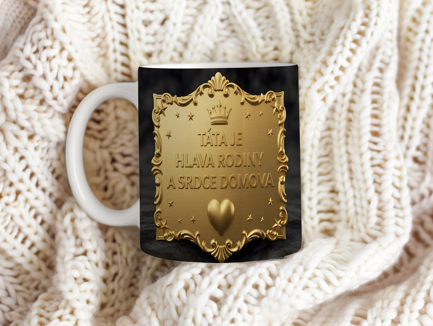 Zlatý hrnek s nápisem a vintage motivy na černém pozadí.