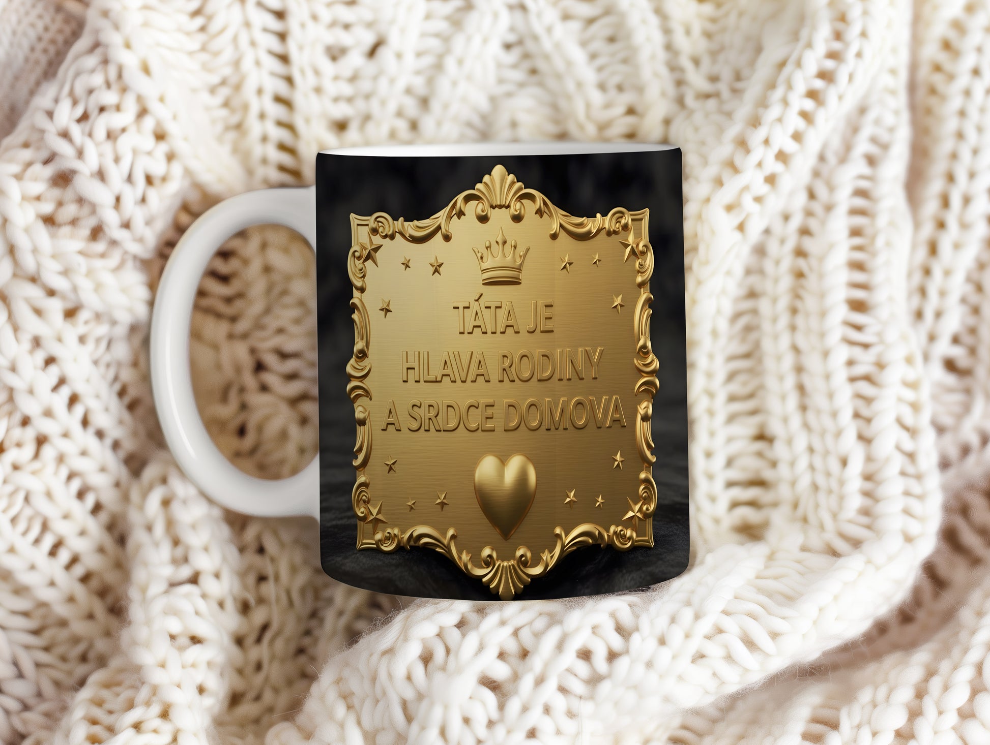 Zlatý hrnek s nápisem a vintage motivy na černém pozadí.