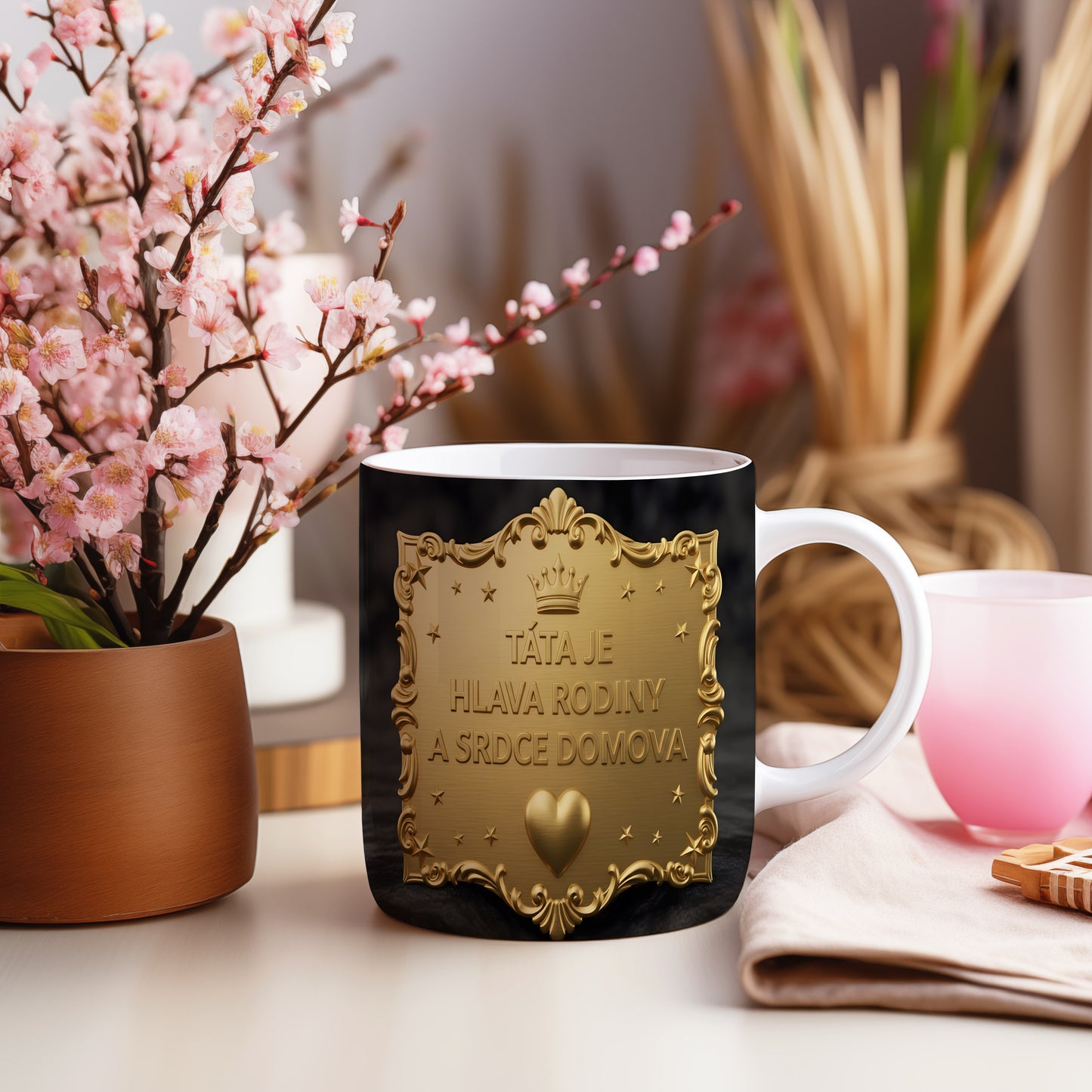 Zlatý hrnek s nápisem a vintage motivy na černém pozadí.