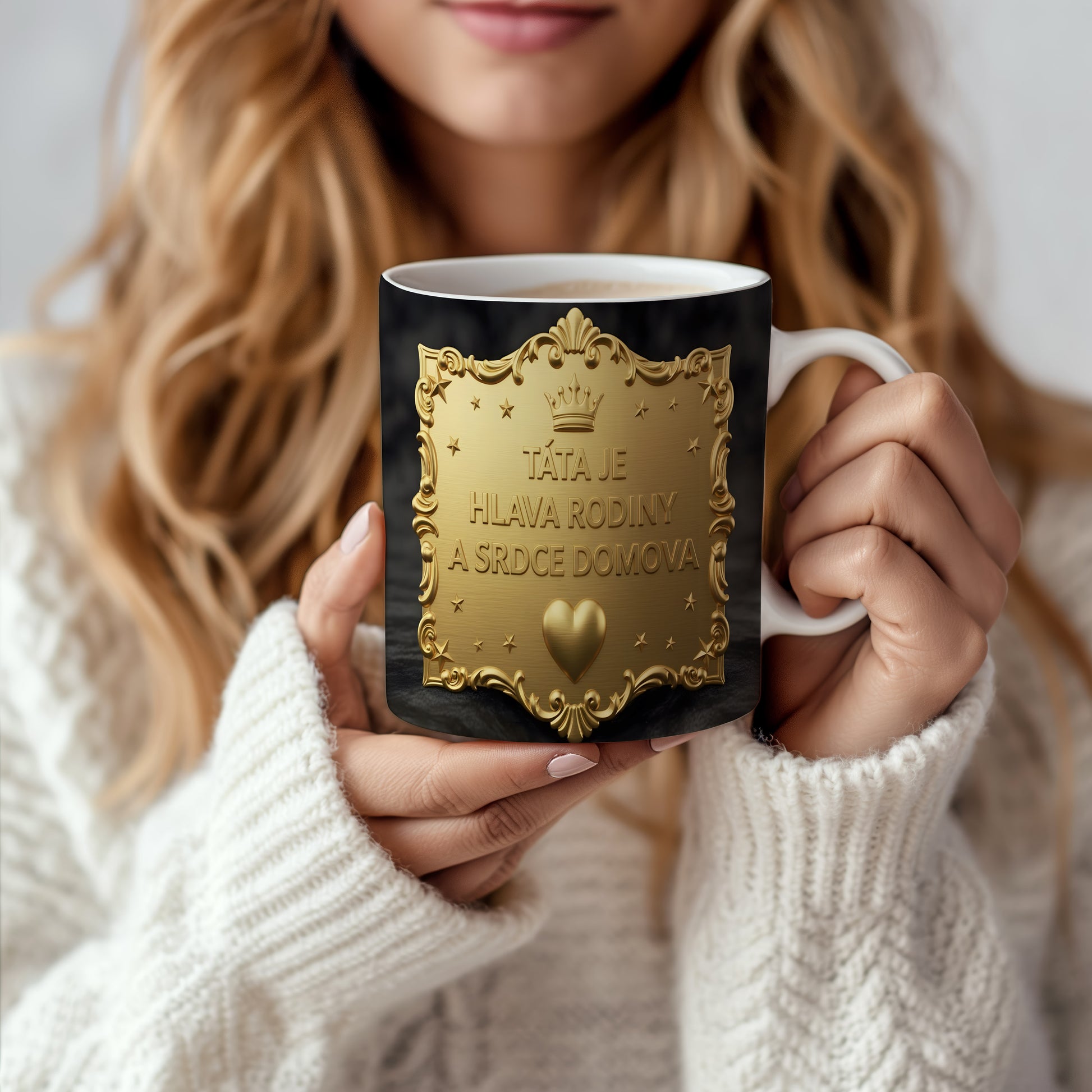 Zlatý hrnek s nápisem a vintage motivy na černém pozadí.