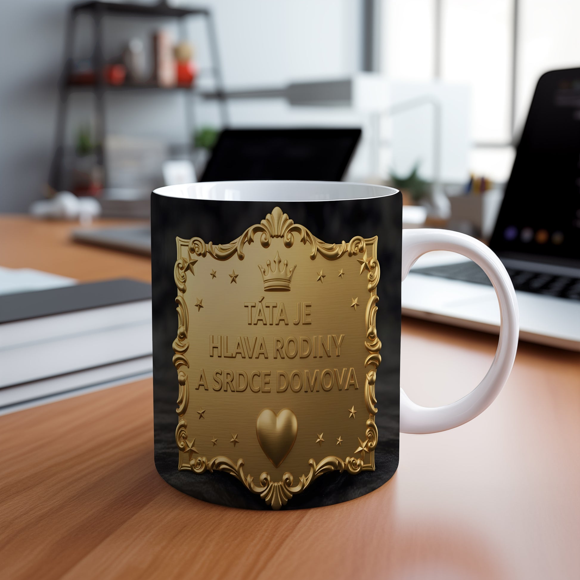 Zlatý hrnek s nápisem a vintage motivy na černém pozadí.