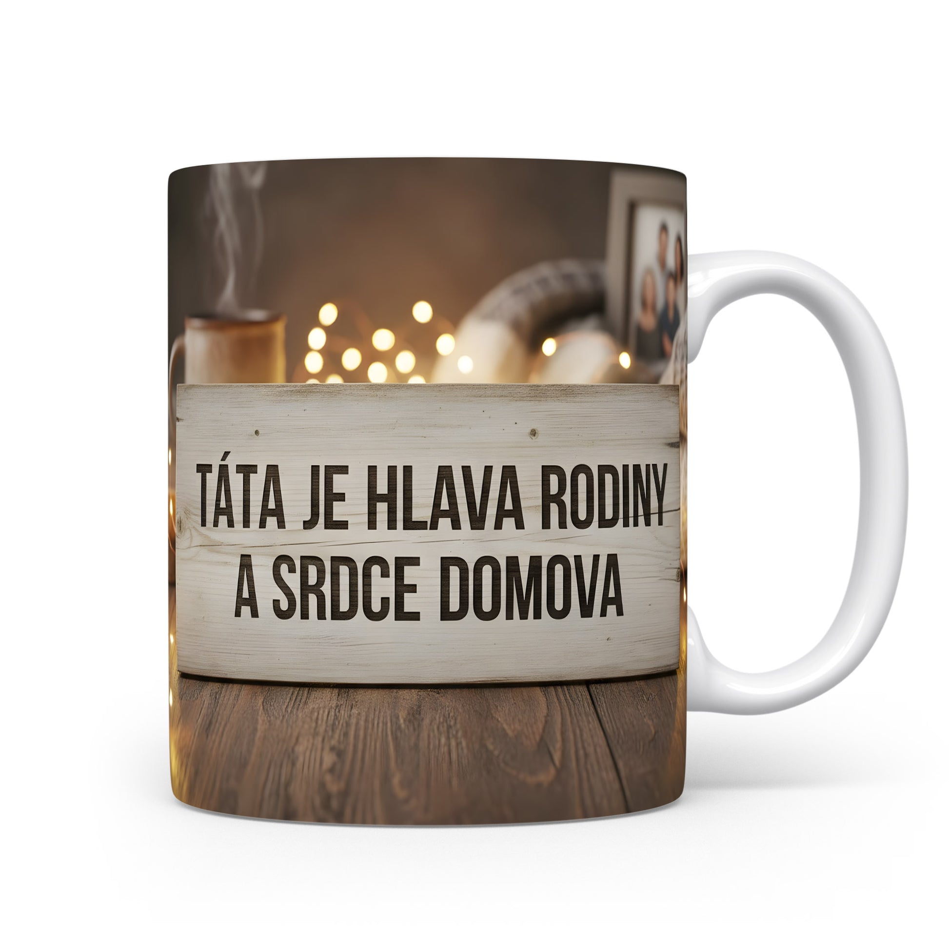 Rustikální hrnek s nápisem pro tatínka na dřevěném pozadí.