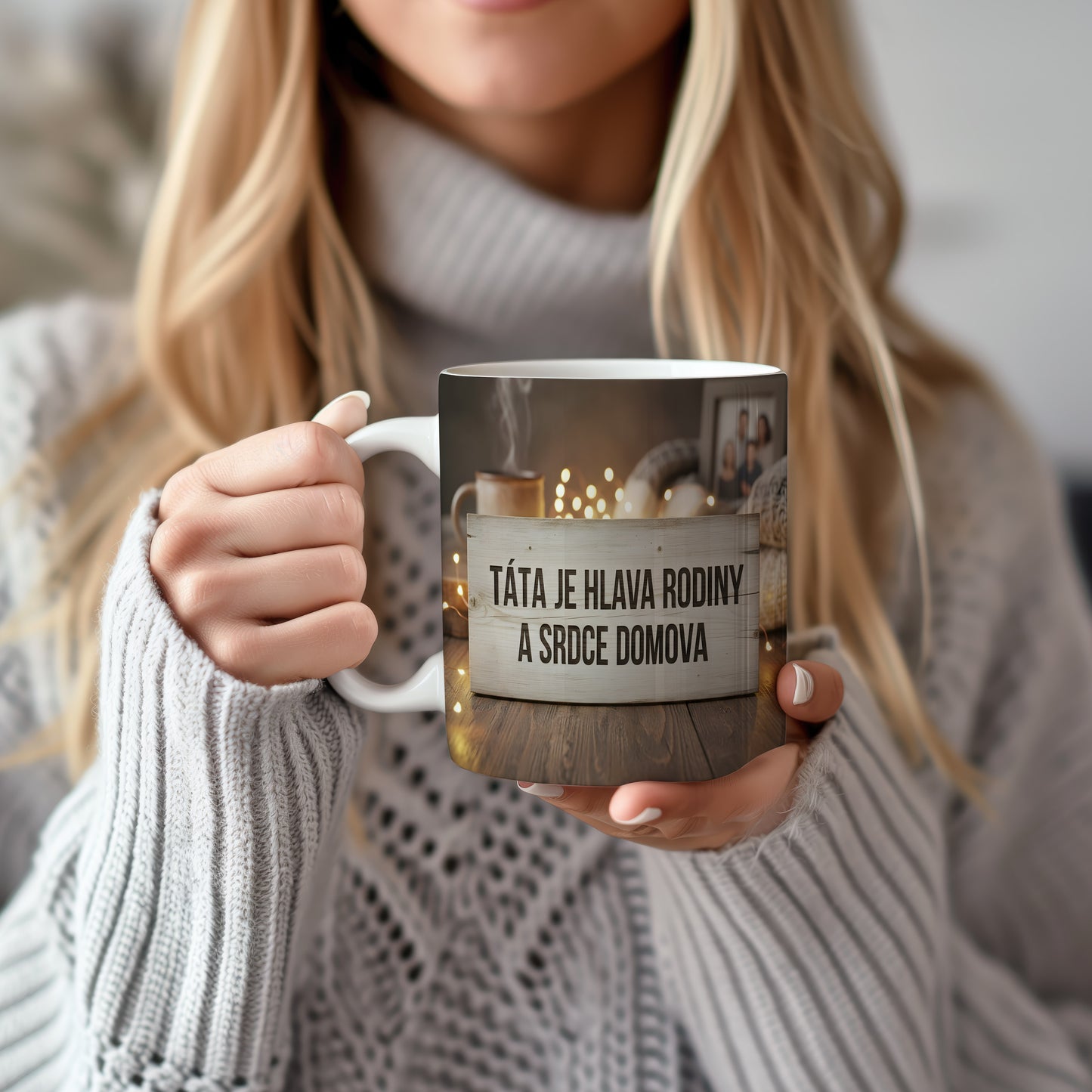 Rustikální hrnek s nápisem pro tatínka na dřevěném pozadí.