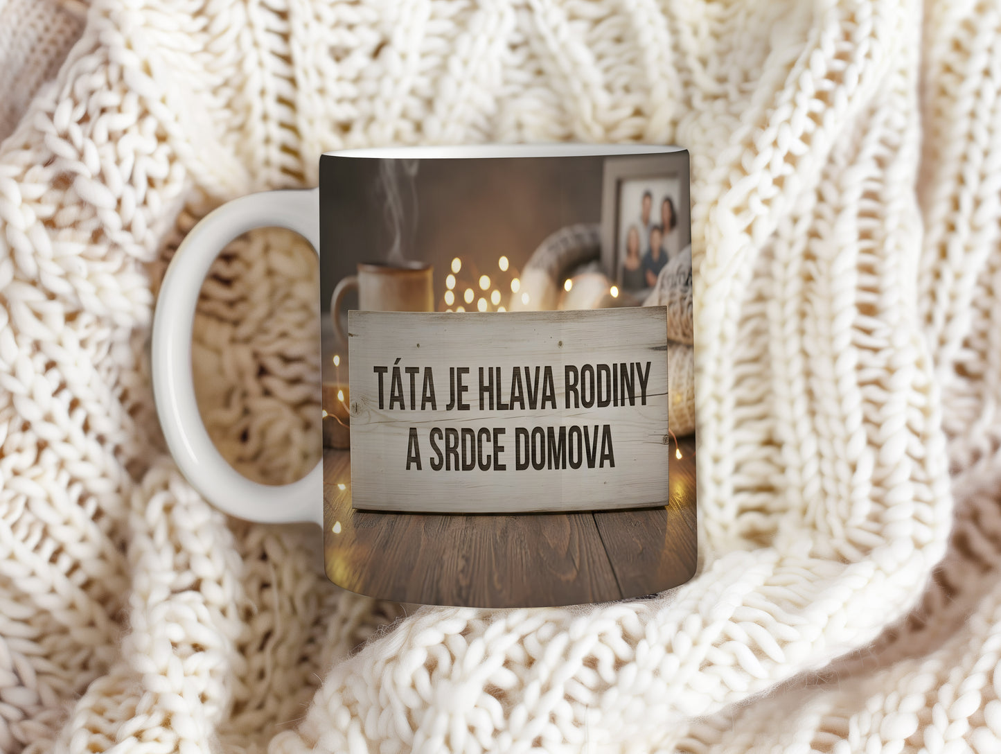 Rustikální hrnek s nápisem pro tatínka na dřevěném pozadí.