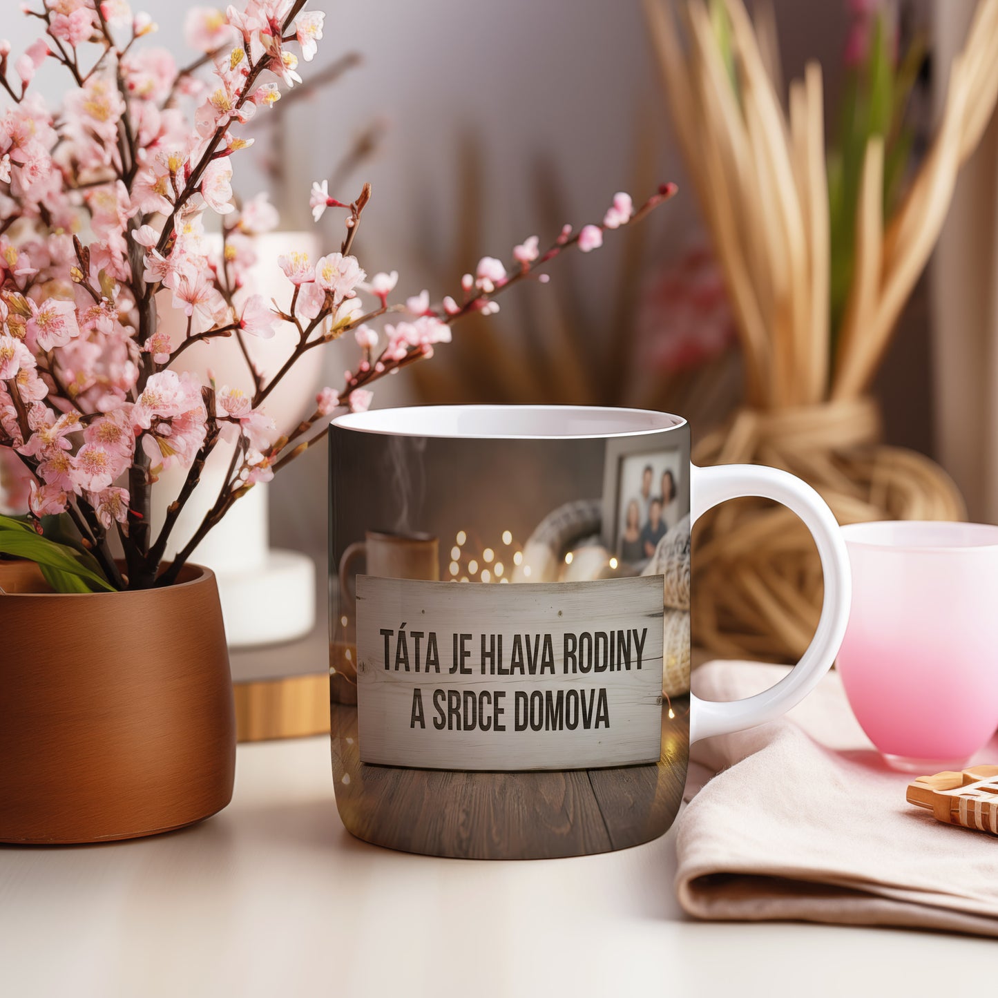 Rustikální hrnek s nápisem pro tatínka na dřevěném pozadí.