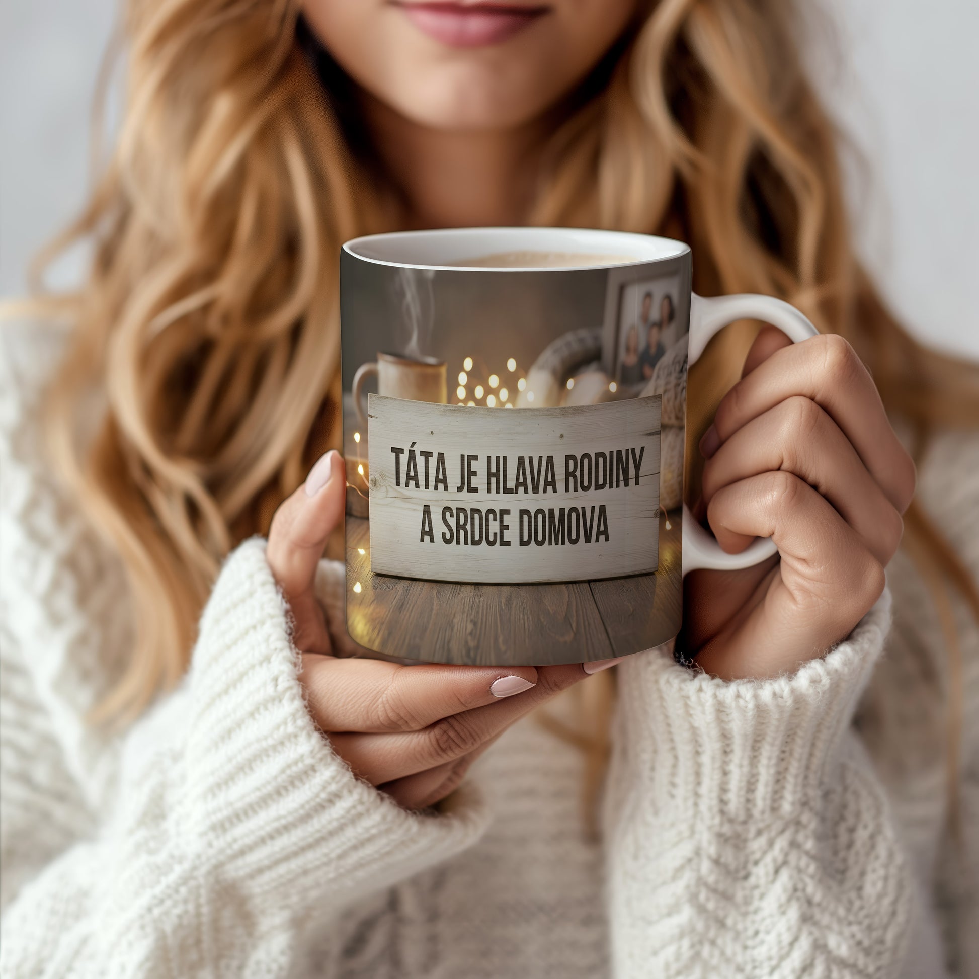 Rustikální hrnek s nápisem pro tatínka na dřevěném pozadí.