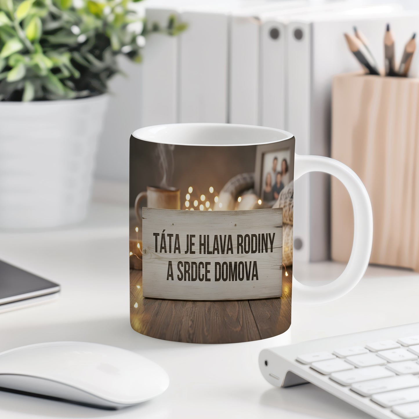 Rustikální hrnek s nápisem pro tatínka na dřevěném pozadí.