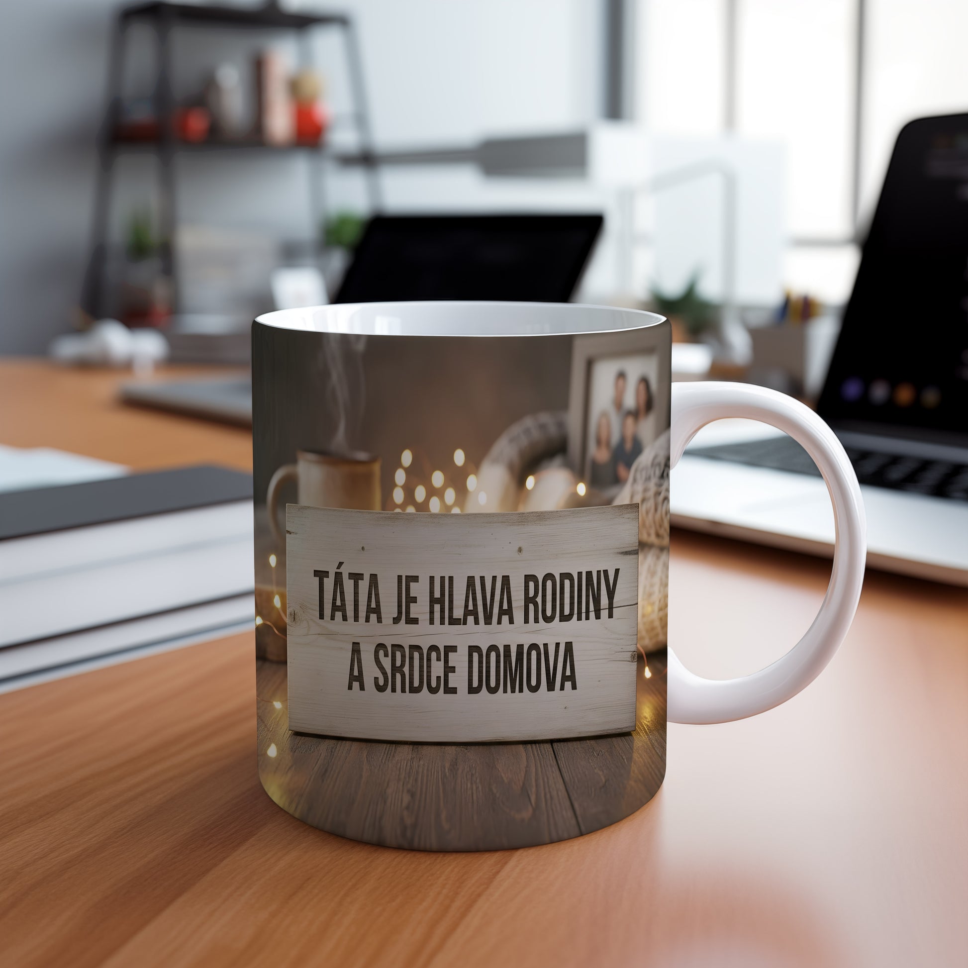 Rustikální hrnek s nápisem pro tatínka na dřevěném pozadí.