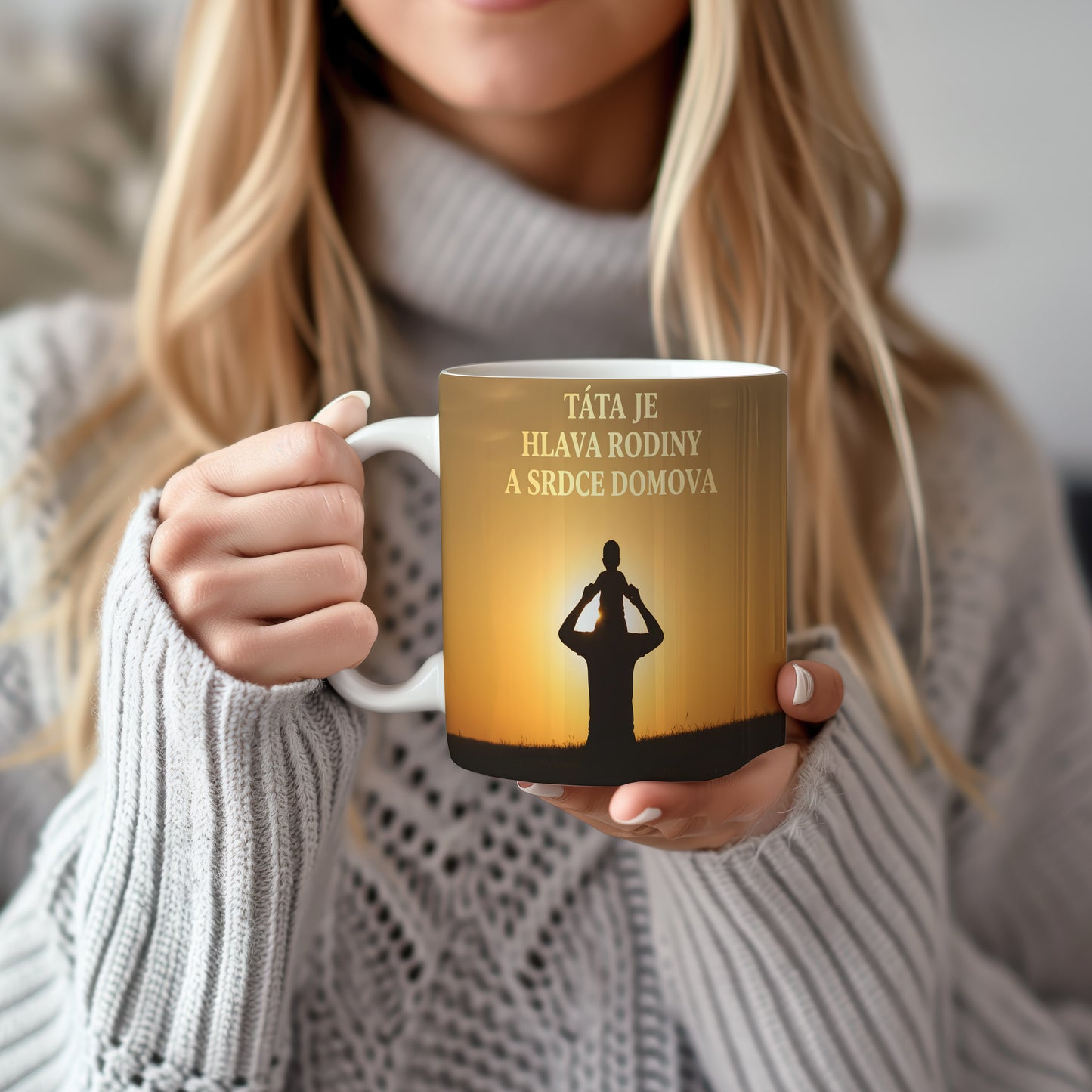 Hrnek s motivem otce a dítěte v západu slunce.