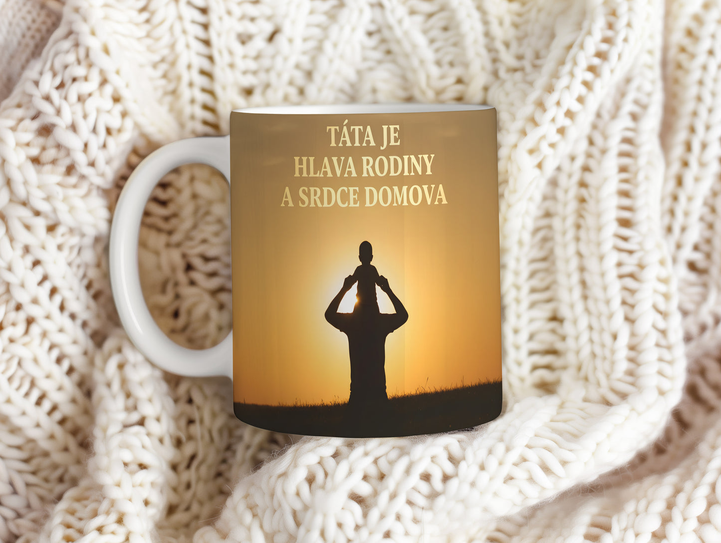 Hrnek s motivem otce a dítěte v západu slunce.