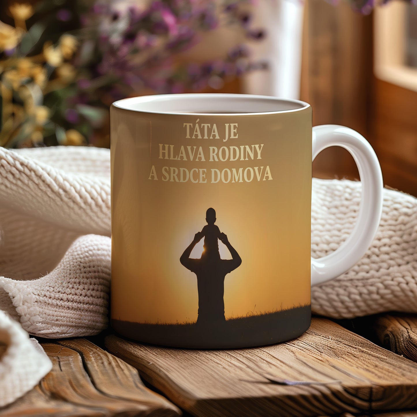 Hrnek s motivem otce a dítěte v západu slunce.