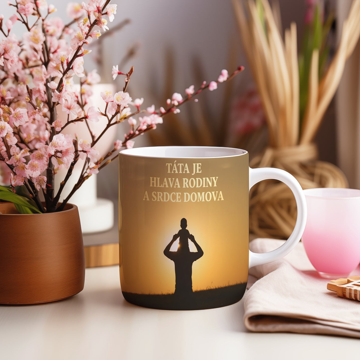 Hrnek s motivem otce a dítěte v západu slunce.