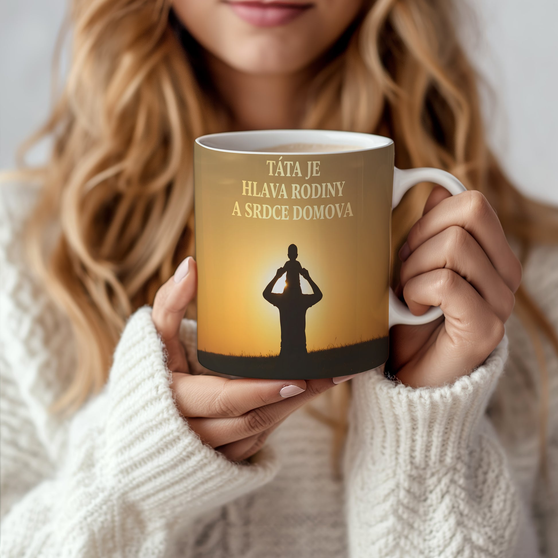 Hrnek s motivem otce a dítěte v západu slunce.