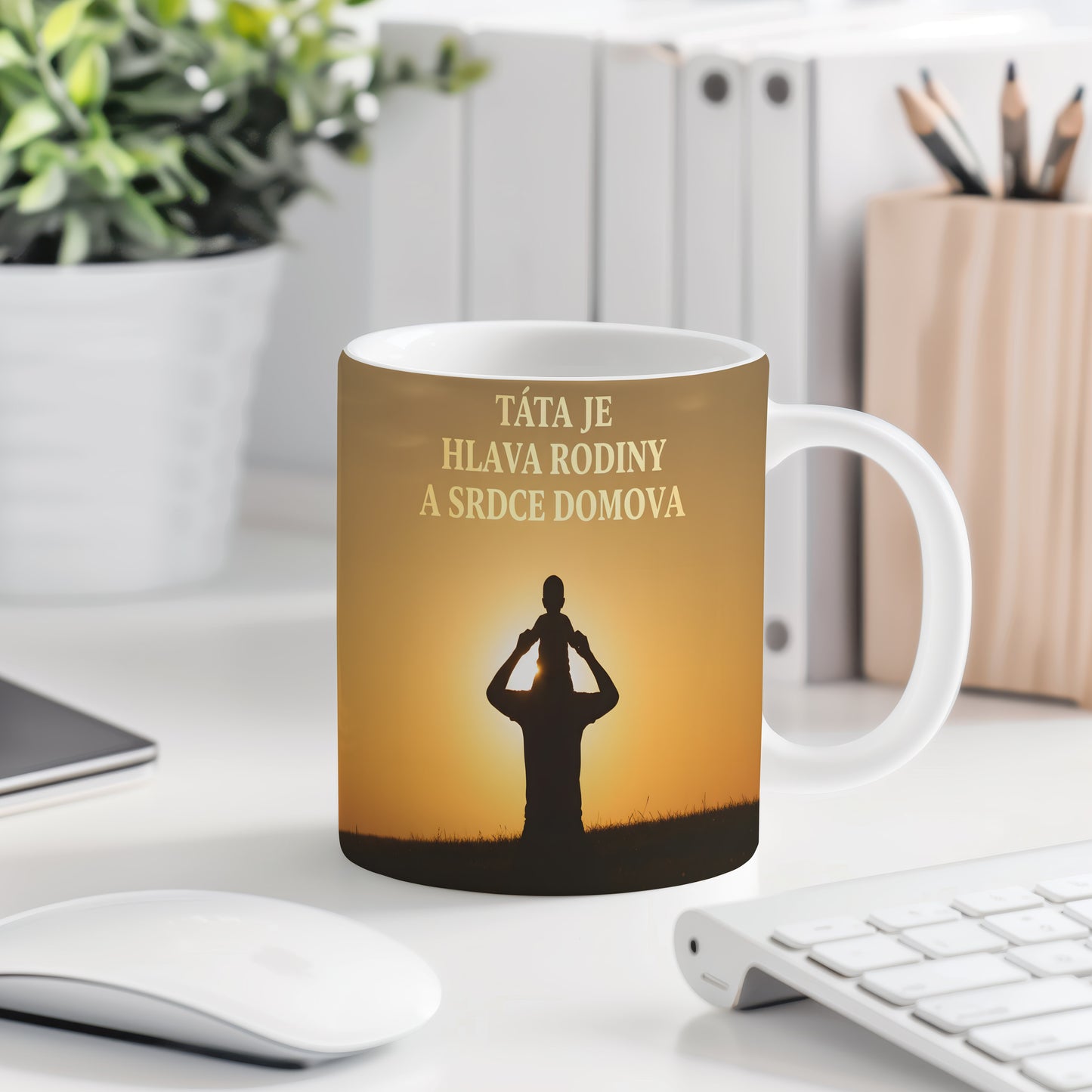 Hrnek s motivem otce a dítěte v západu slunce.