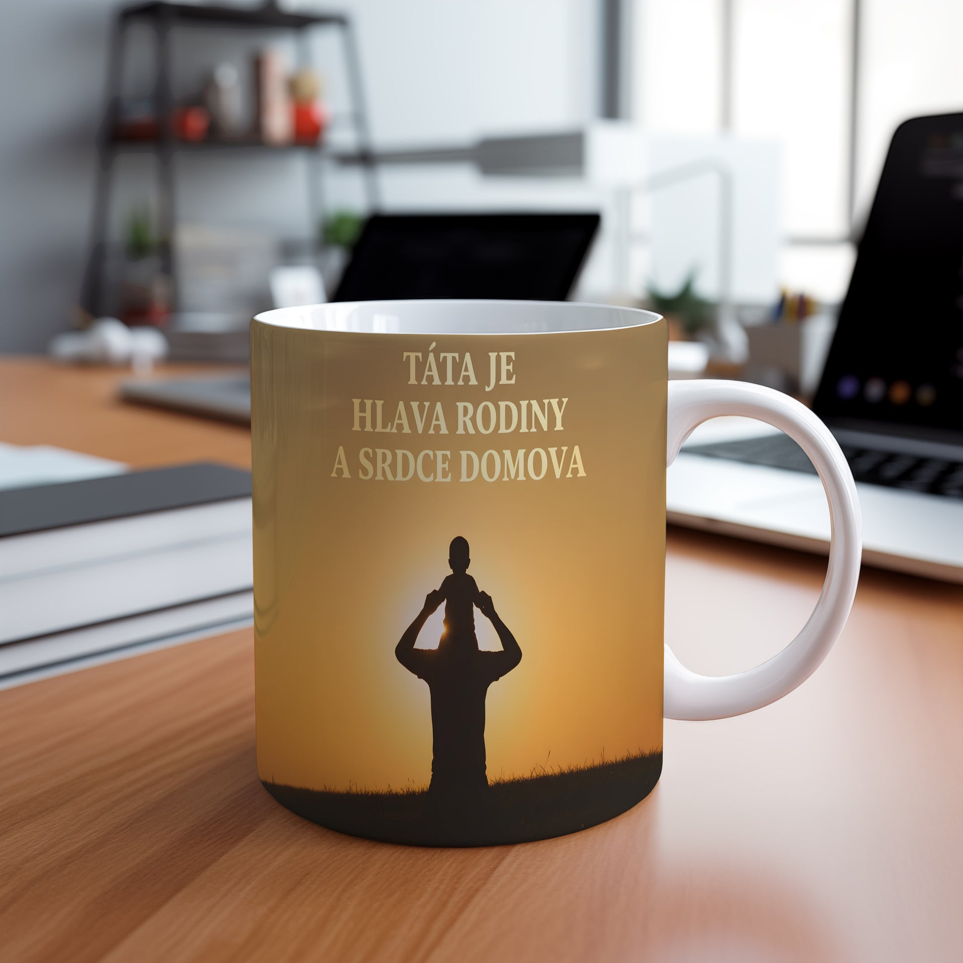 Hrnek s motivem otce a dítěte v západu slunce.