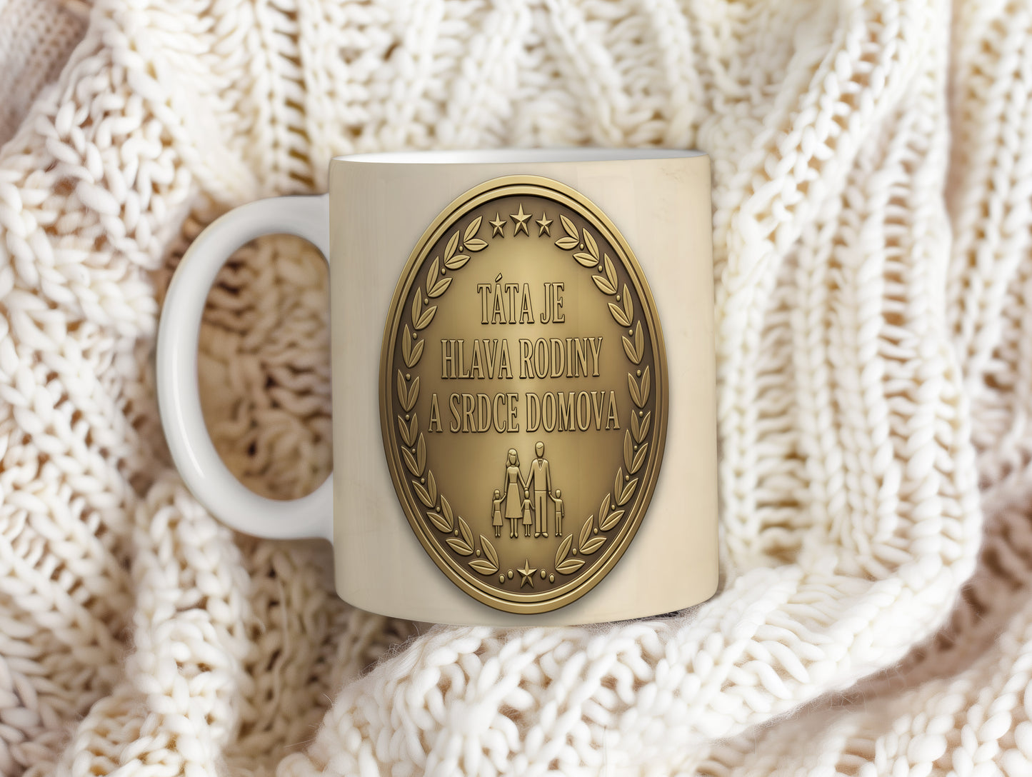Hrnek s motivem zlaté medaile a nápisem TÁTA JE HLAVA RODINY A SRDCE DOMOVA.