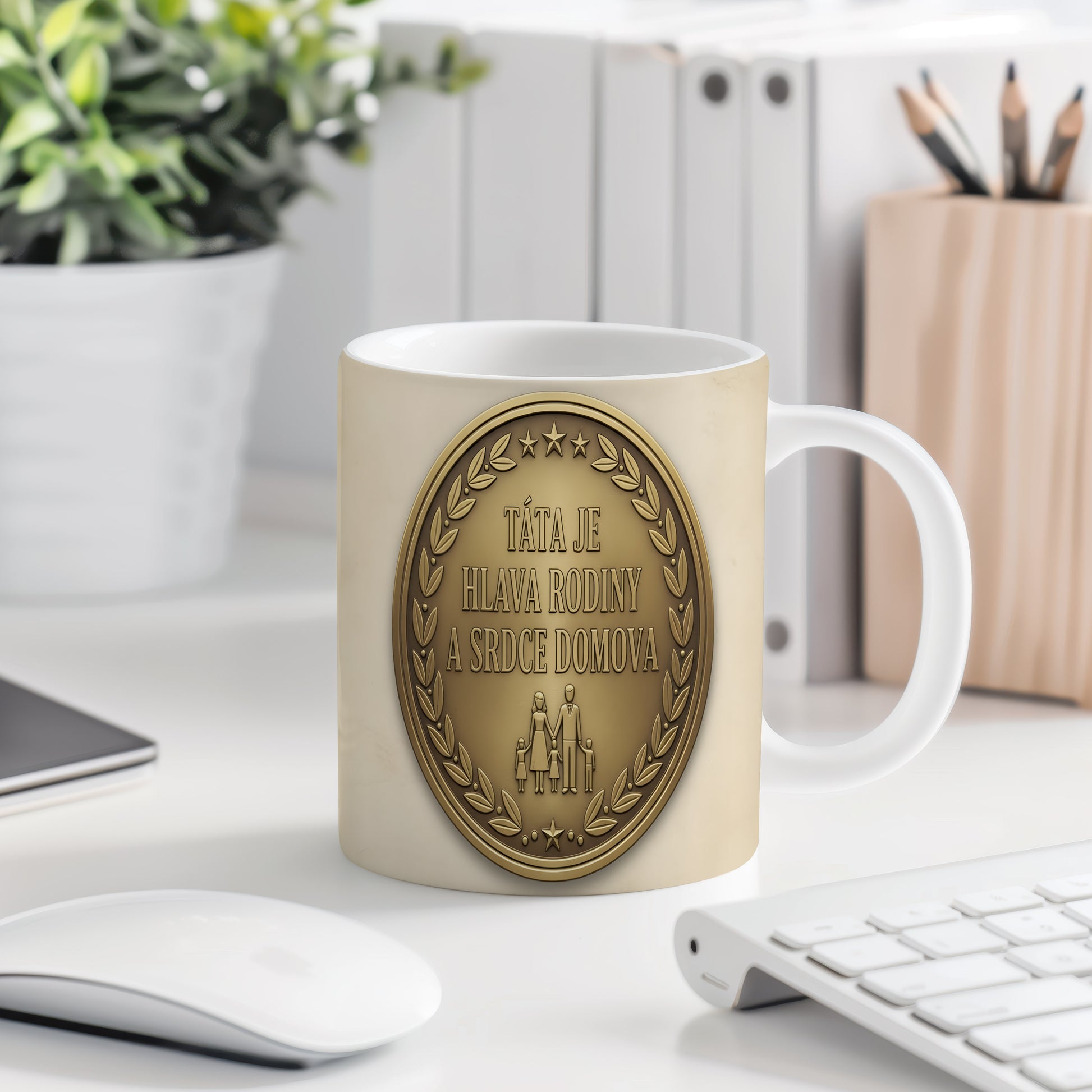 Hrnek s motivem zlaté medaile a nápisem TÁTA JE HLAVA RODINY A SRDCE DOMOVA.