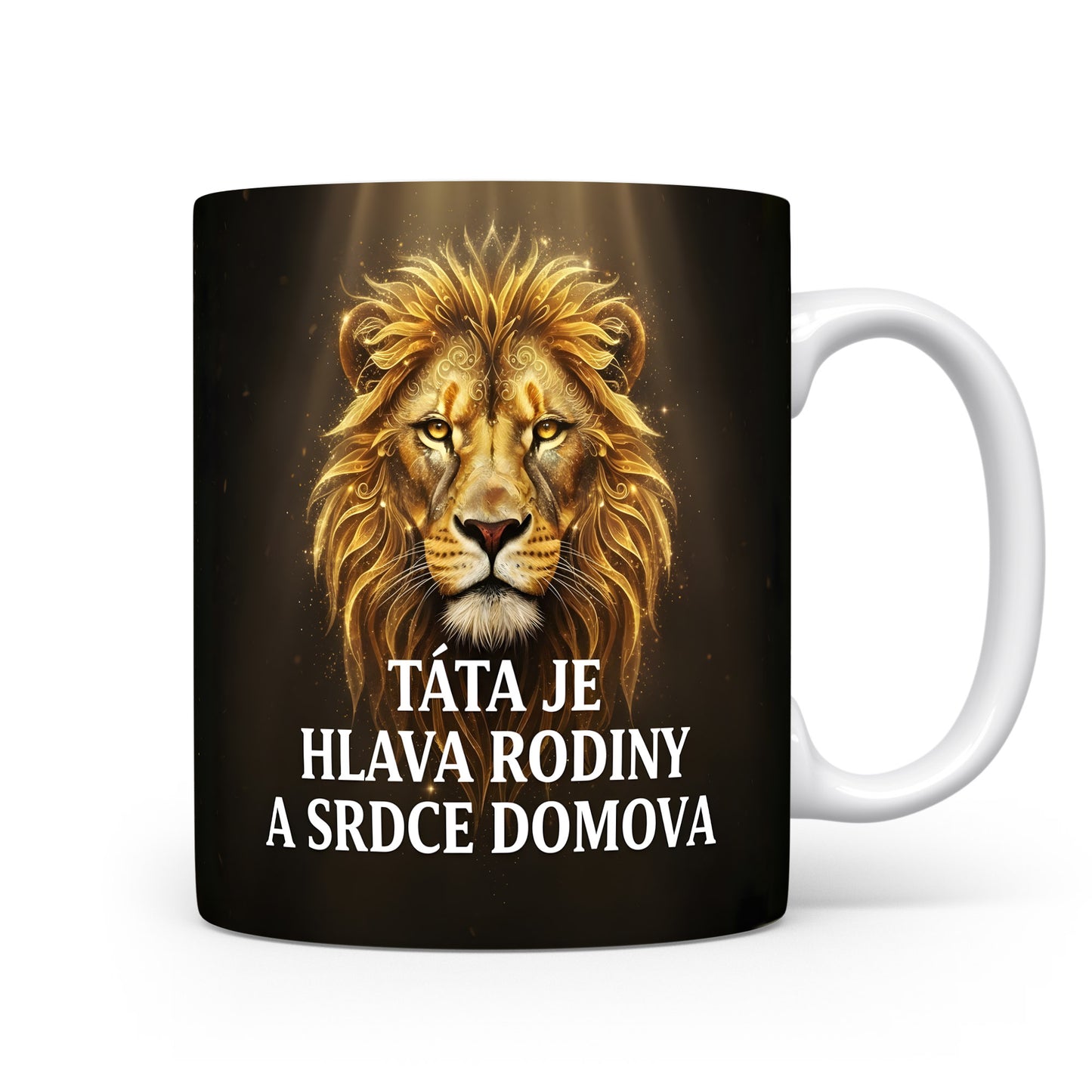 Hrnek s motivem lva a textem TÁTA JE HLAVA RODINY A SRDCE DOMOVA.