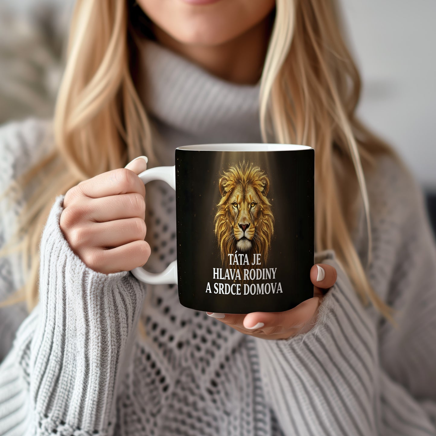 Hrnek s motivem lva a textem TÁTA JE HLAVA RODINY A SRDCE DOMOVA.