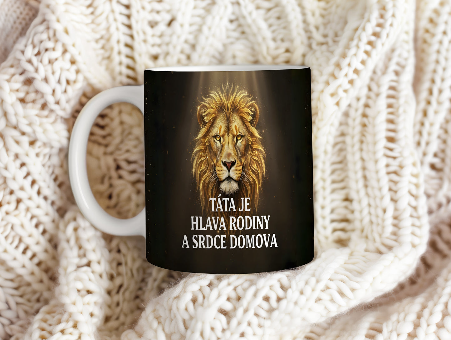 Hrnek s motivem lva a textem TÁTA JE HLAVA RODINY A SRDCE DOMOVA.
