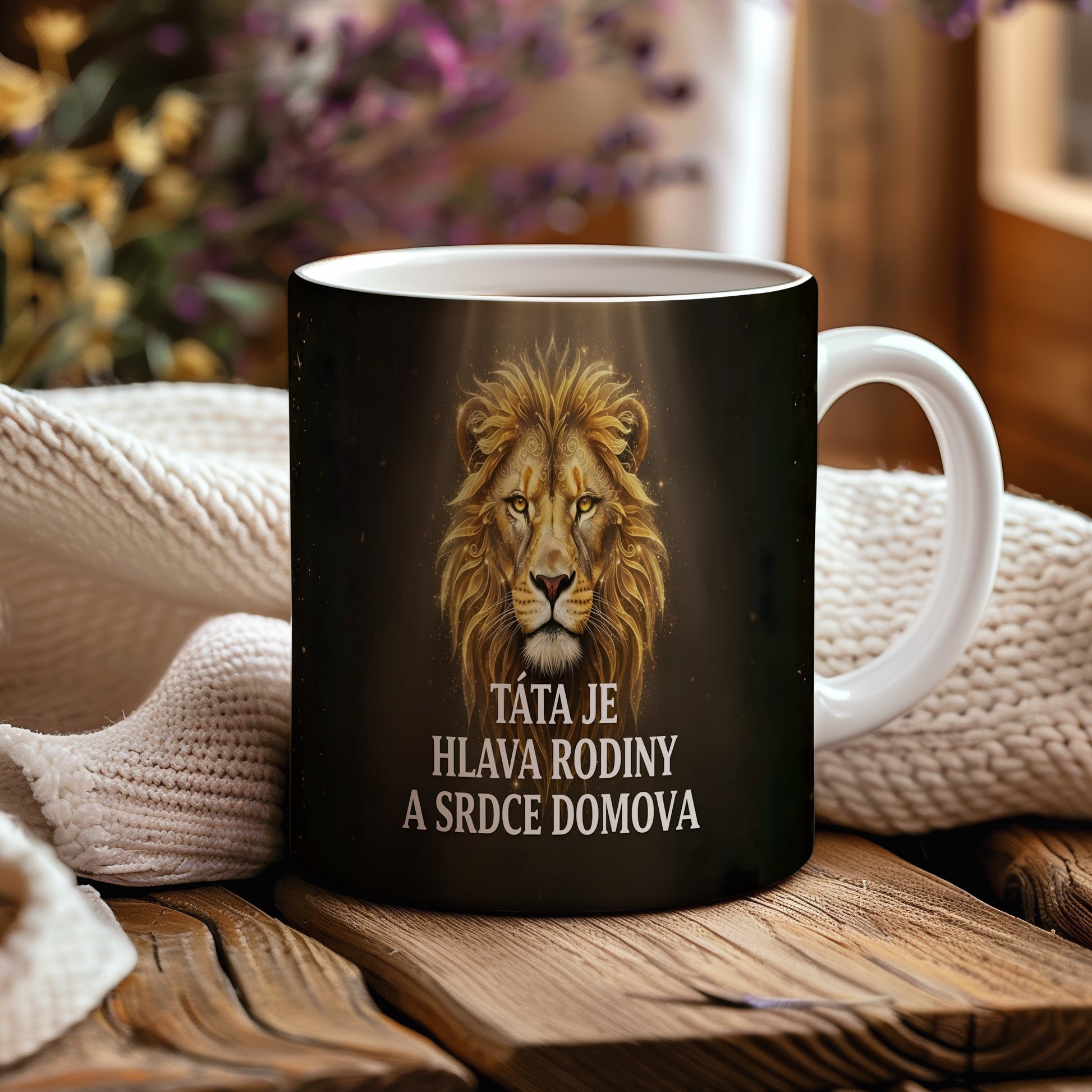Hrnek s motivem lva a textem TÁTA JE HLAVA RODINY A SRDCE DOMOVA.