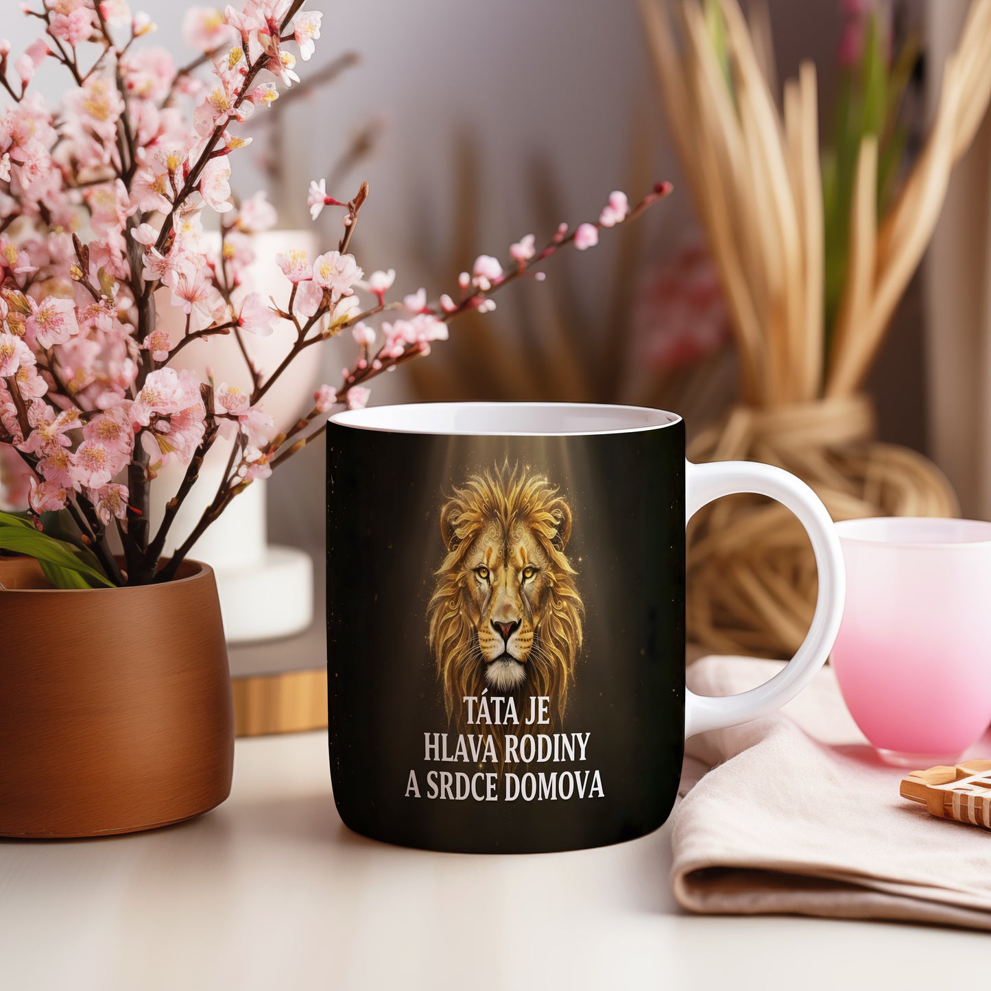 Hrnek s motivem lva a textem TÁTA JE HLAVA RODINY A SRDCE DOMOVA.
