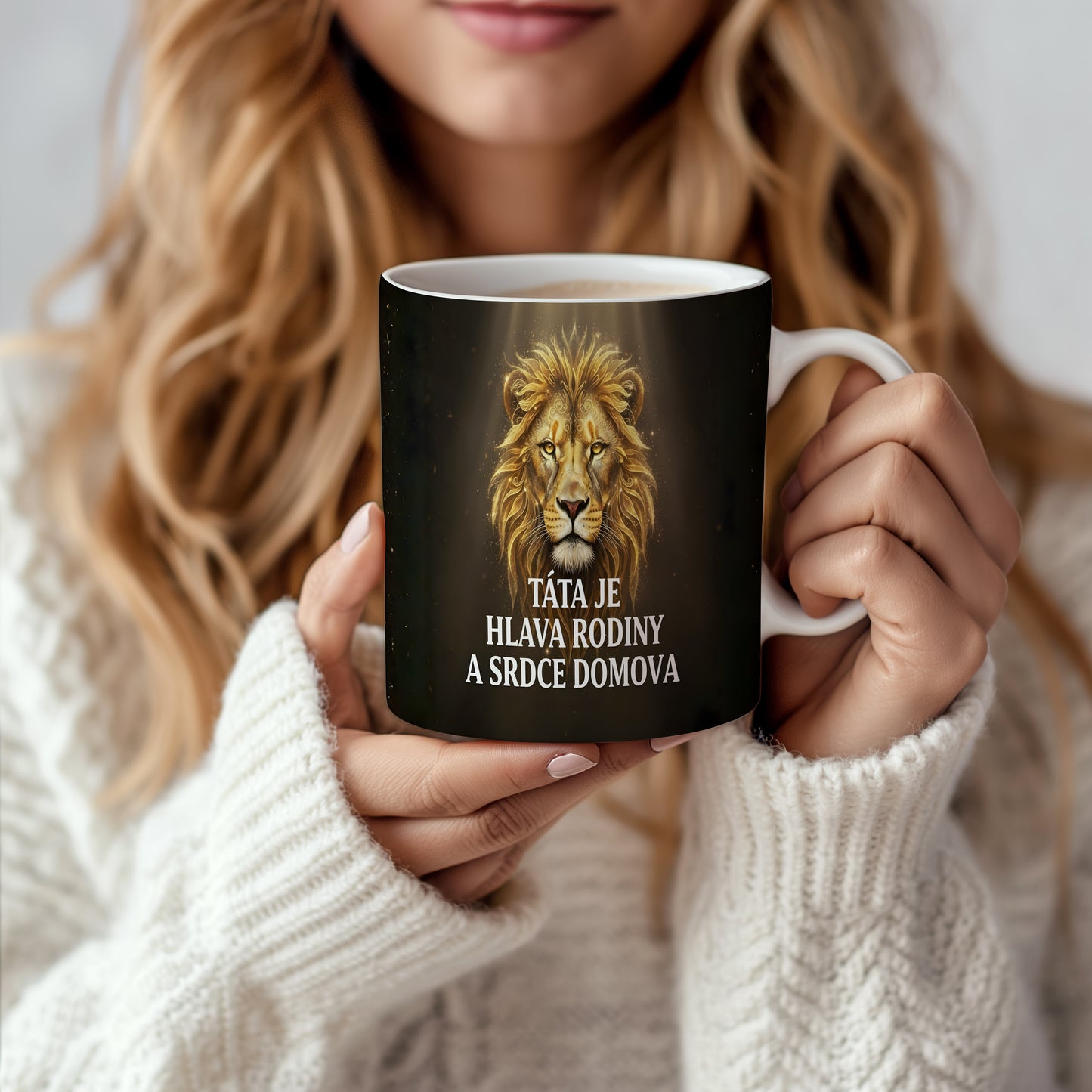 Hrnek s motivem lva a textem TÁTA JE HLAVA RODINY A SRDCE DOMOVA.