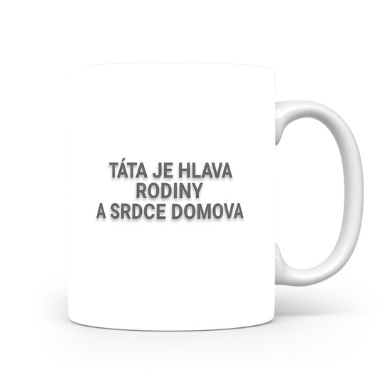 Bílý hrnek s textem TÁTA JE HLAVA RODINY A SRDCE DOMOVA.